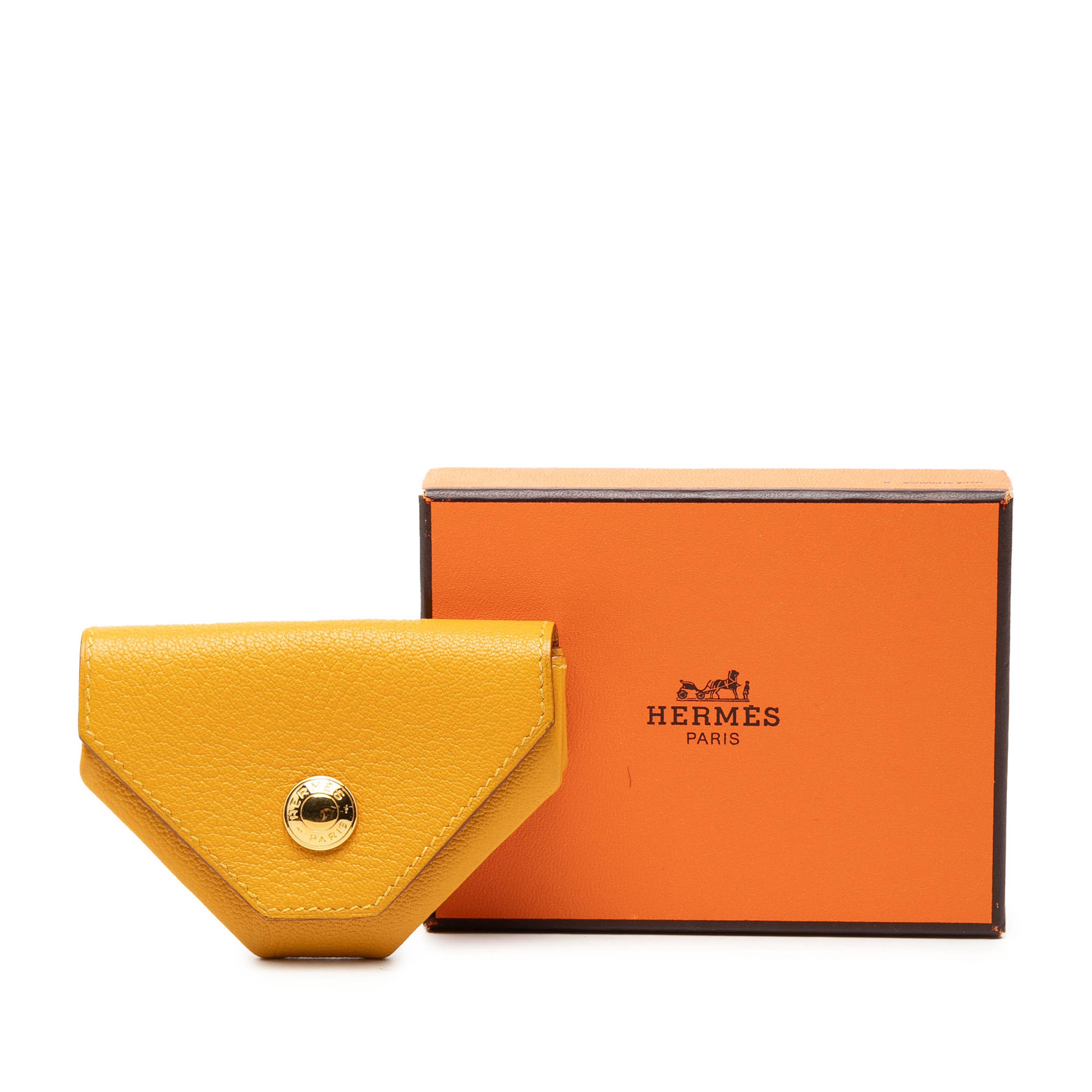 Hermès Chevre Mysore Le 24 Coin Pouch, från Luxclusif, i färgen gul. Klicka för att öppna bilden i stort format