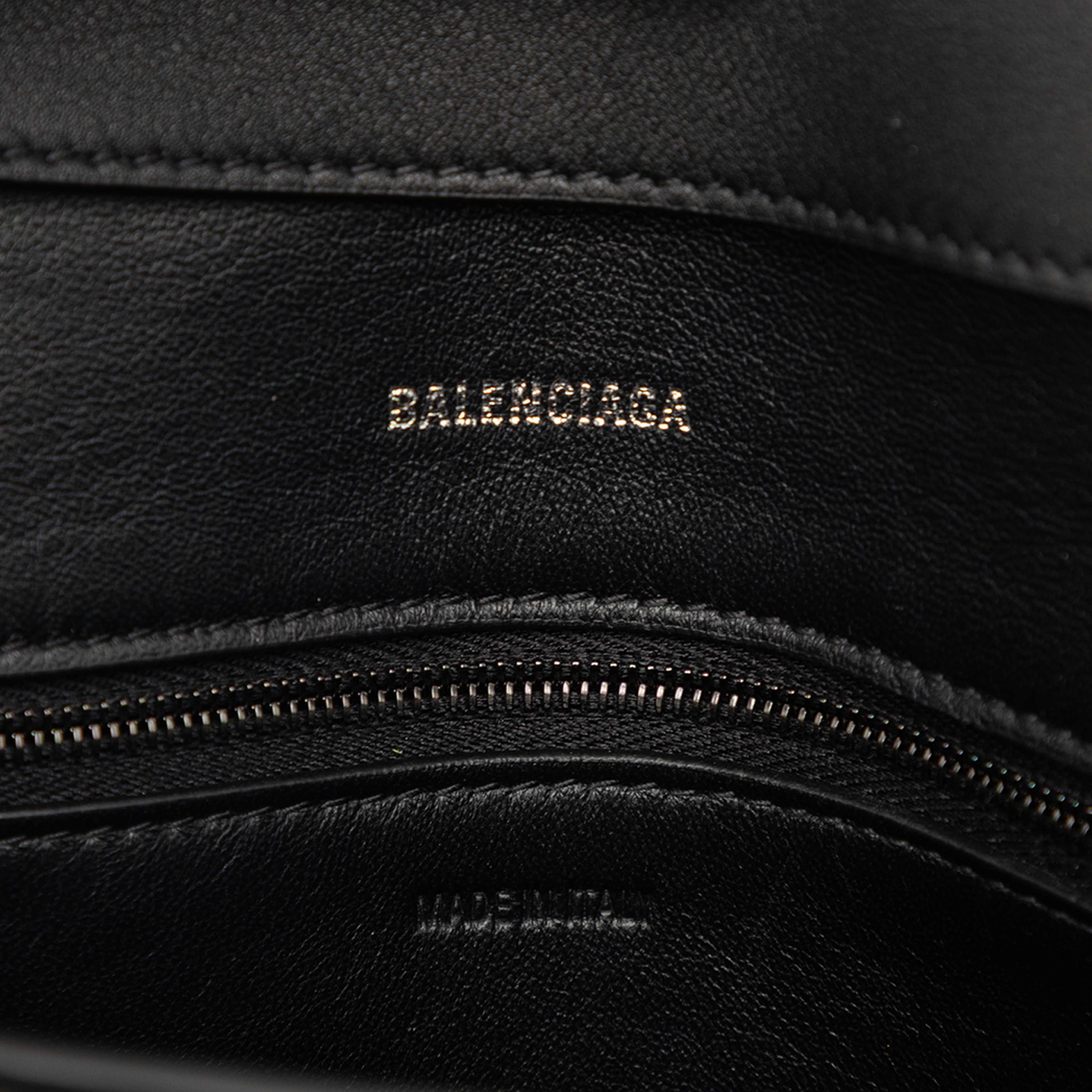 Balenciaga Small Calfskin Downtown Crossbody, från Luxclusif, i färgen black. Klicka för att öppna bilden i stort format