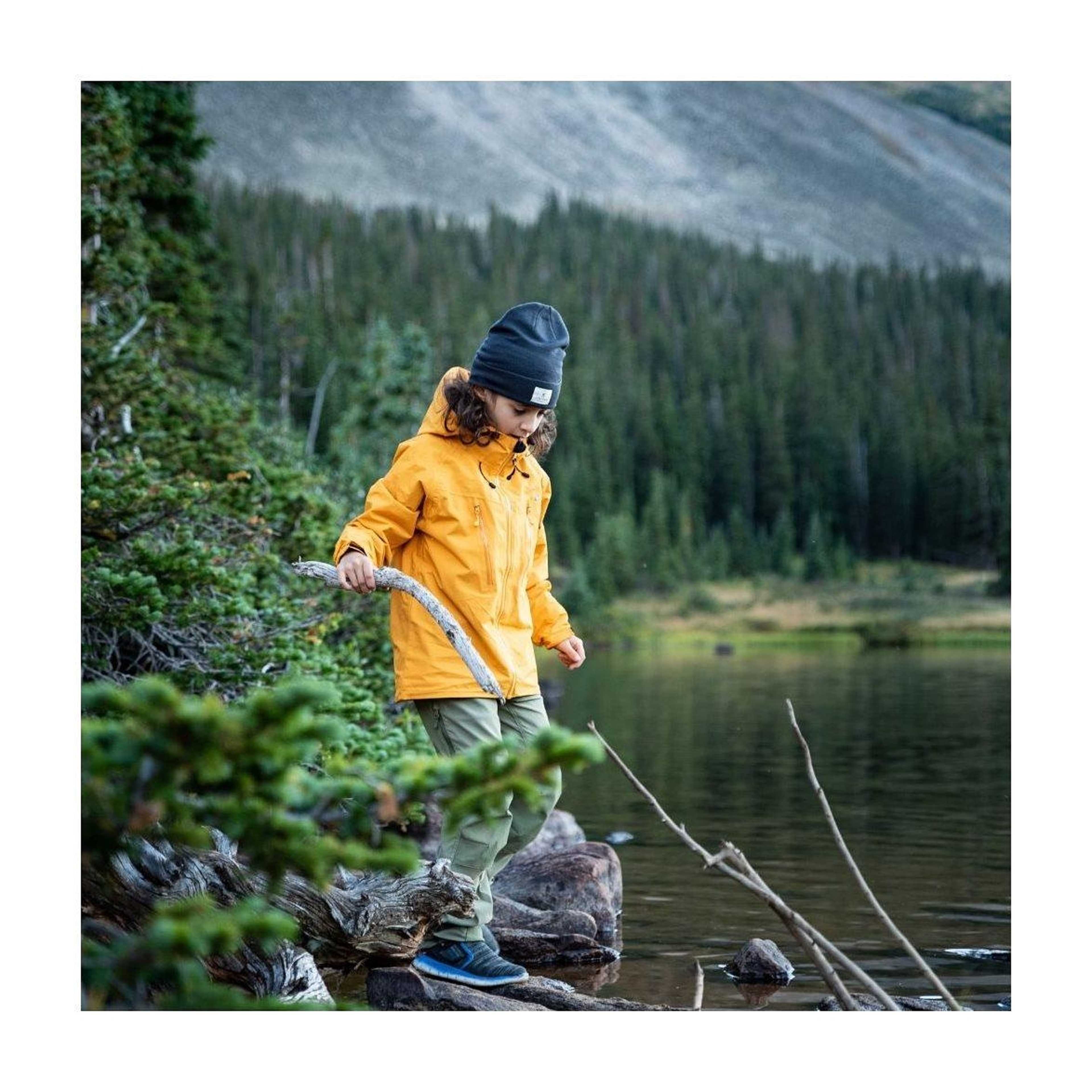 Monsune Hardshell Jacket, från ISBJÖRN of Sweden, i färgen saffron. Klicka för att öppna bilden i stort format