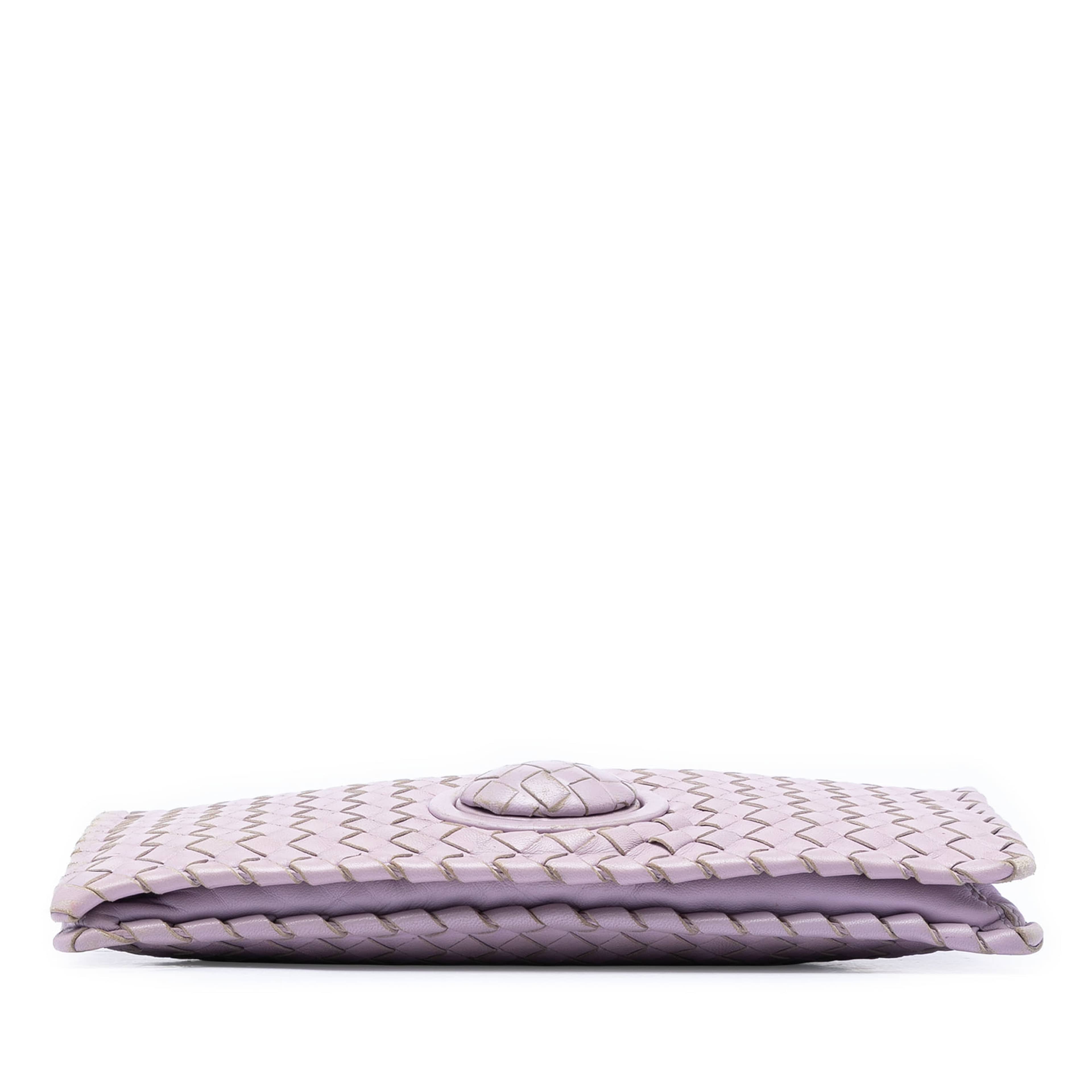Bottega Veneta Nappa Intrecciato Turn Lock Clutch, från Luxclusif, i färgen light purple. Klicka för att öppna bilden i stort format