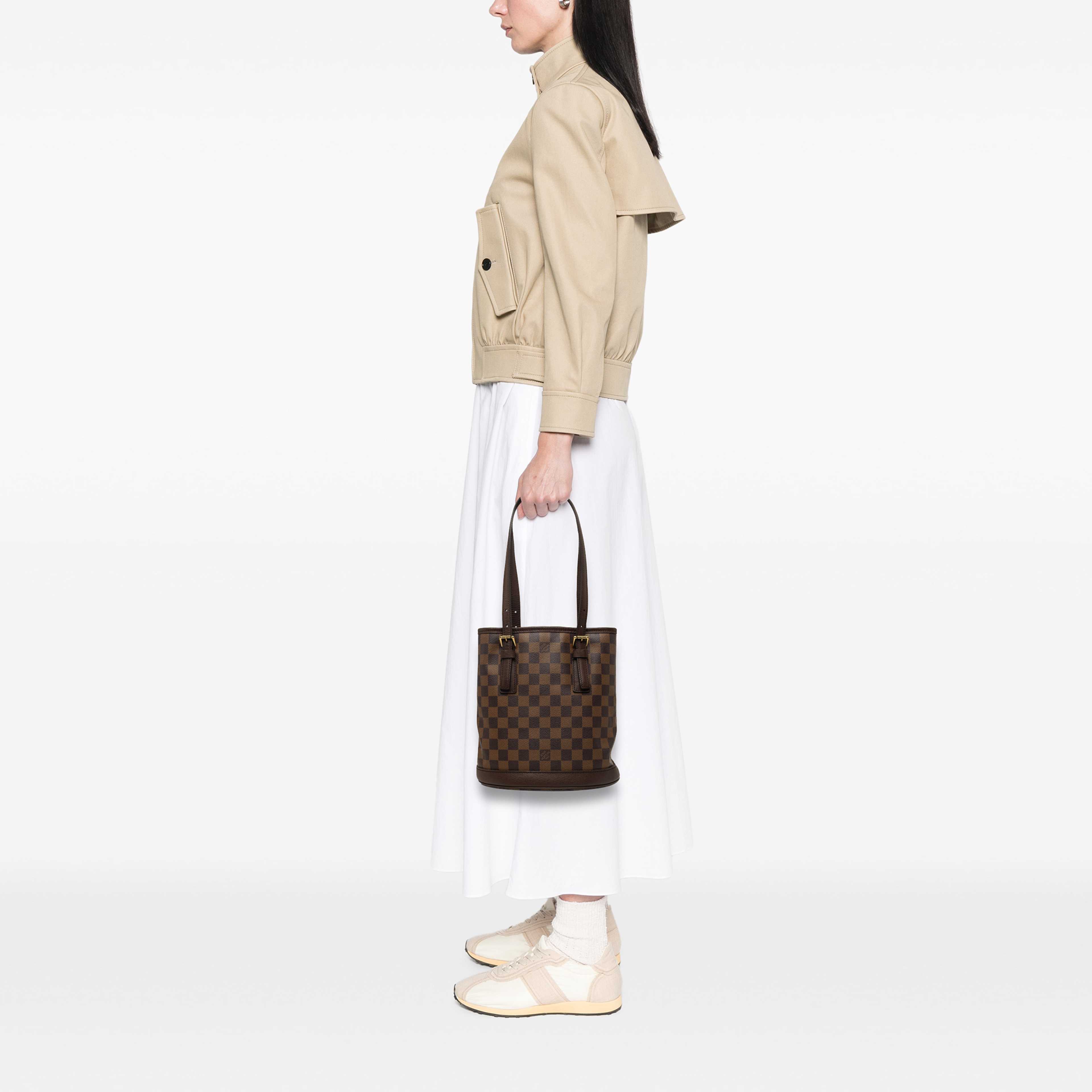 Louis Vuitton Damier Ebene Marais, från Luxclusif, i färgen brun. Klicka för att öppna bilden i stort format