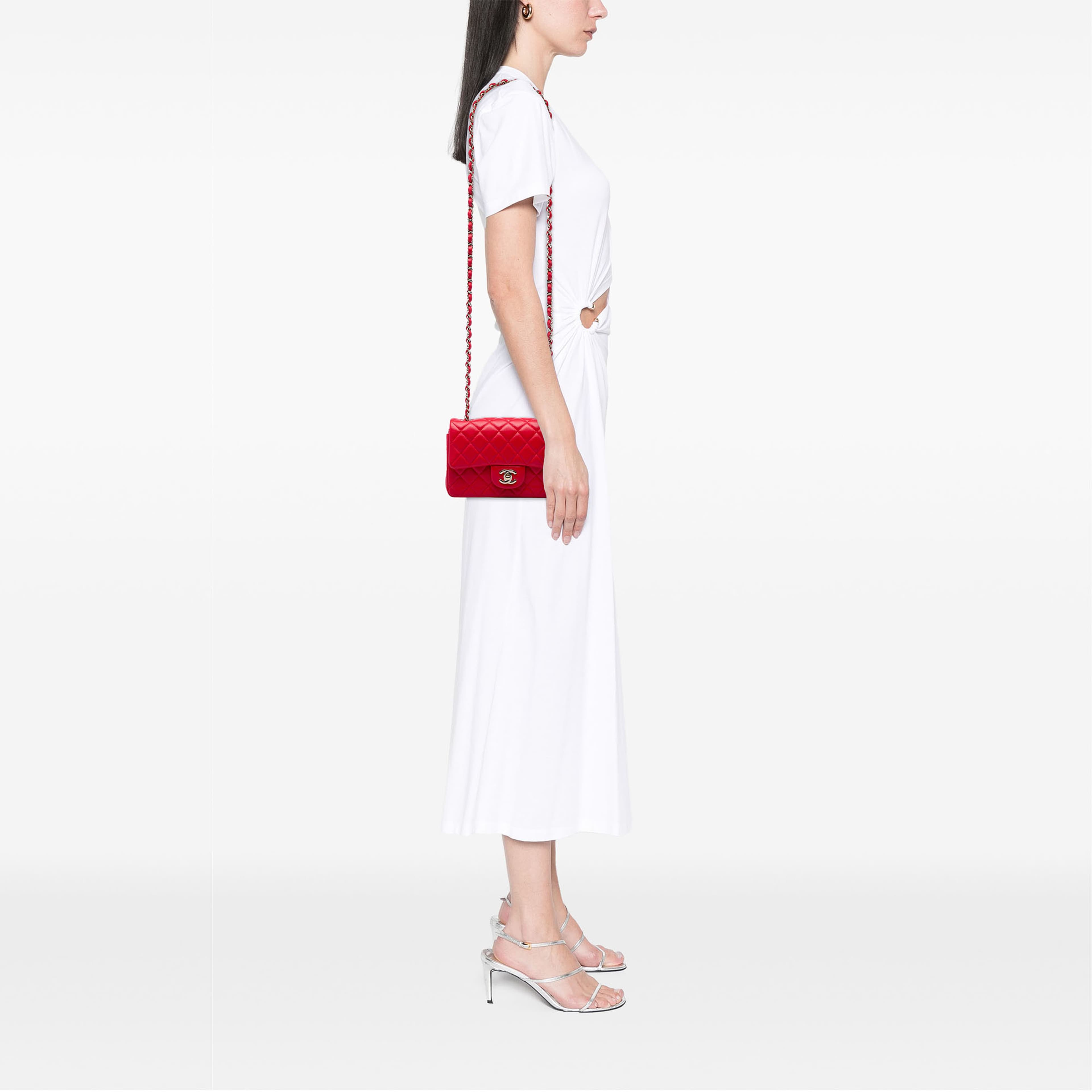 Chanel Mini Rectangular Classic Lambskin Single Flap, från Luxclusif, i färgen röd. Klicka för att öppna bilden i stort format