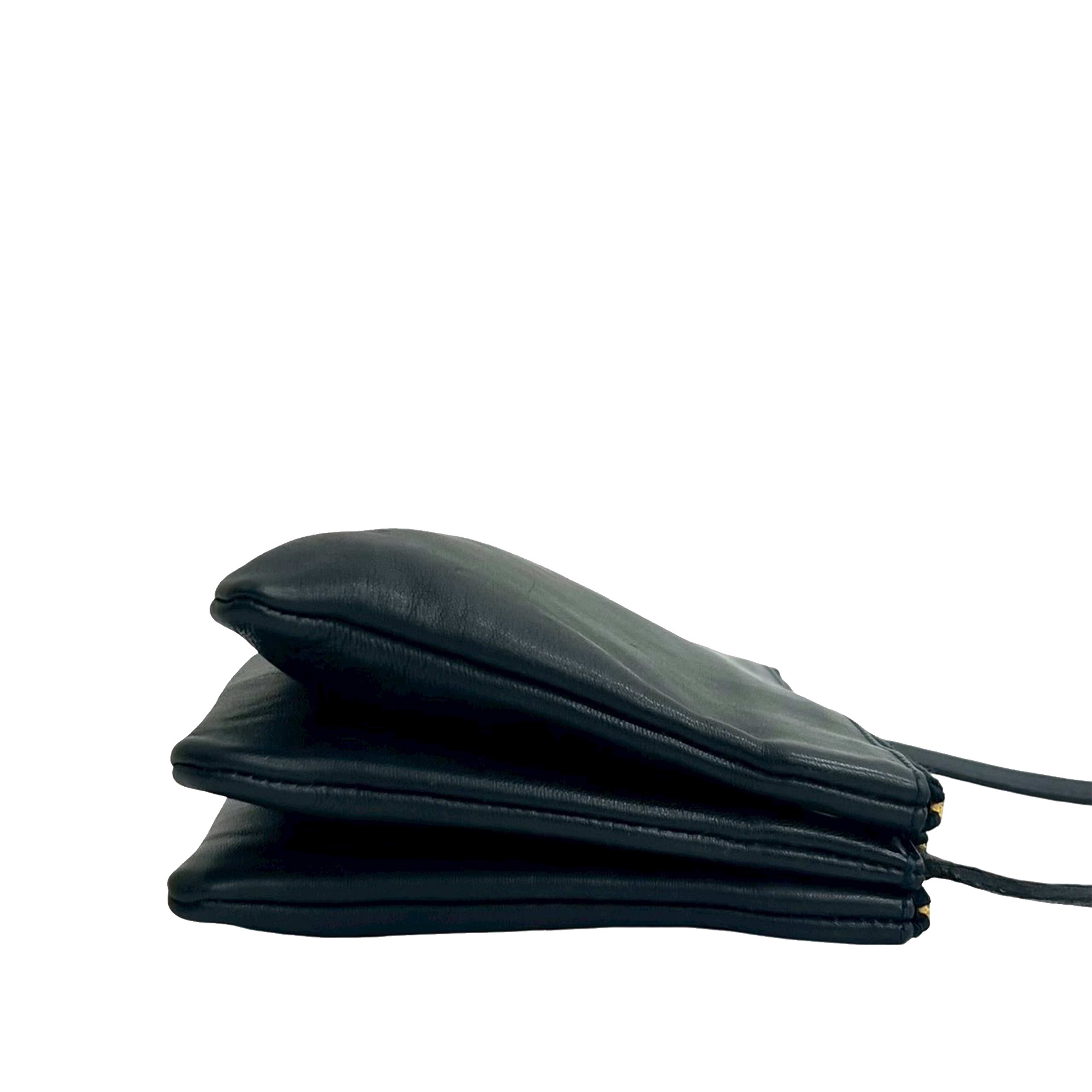 Celine Small Lambskin Trio Crossbody, från Luxclusif, i färgen black. Klicka för att öppna bilden i stort format