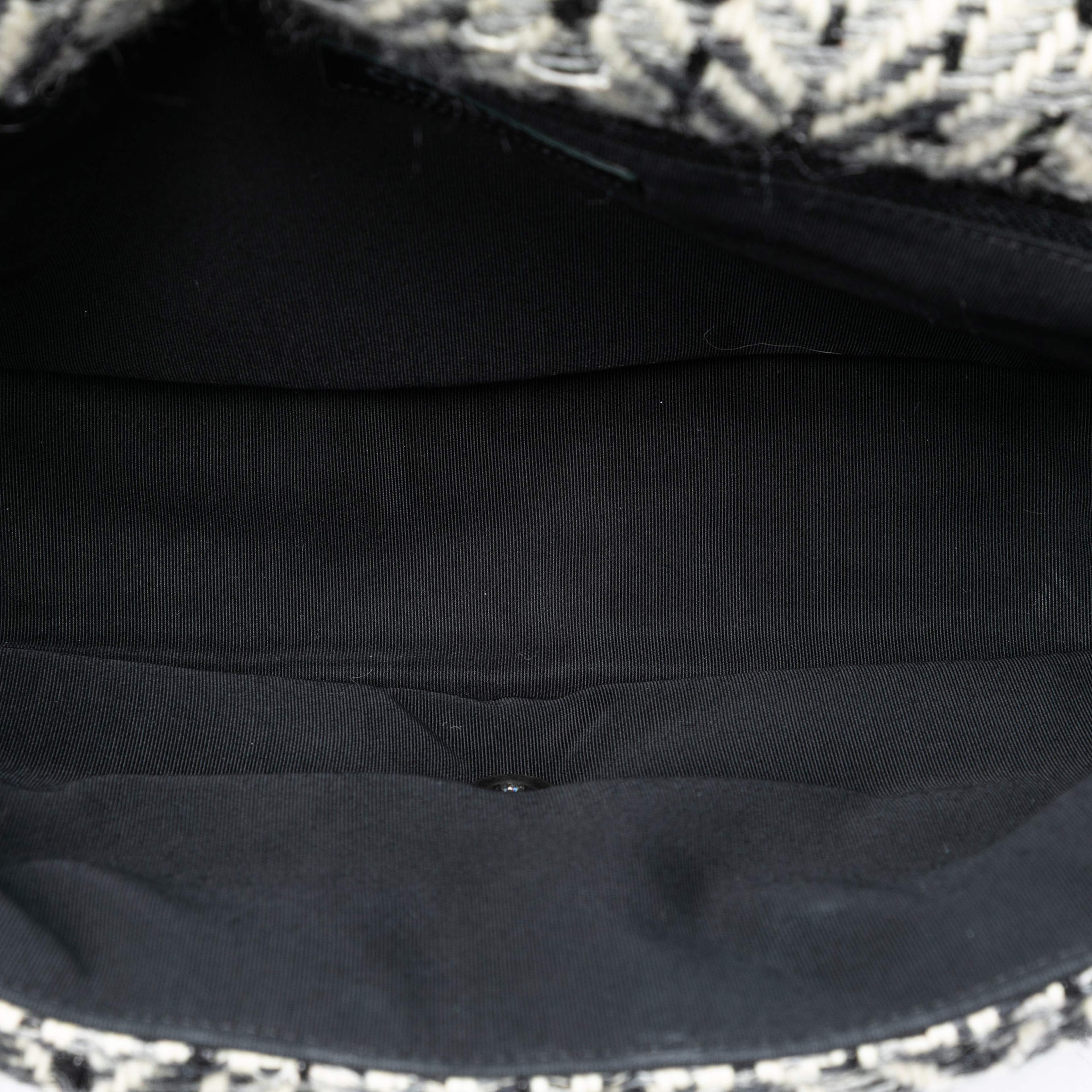Chanel Cc Herringbone Tweed Flap, från Luxclusif, i färgen black. Klicka för att öppna bilden i stort format