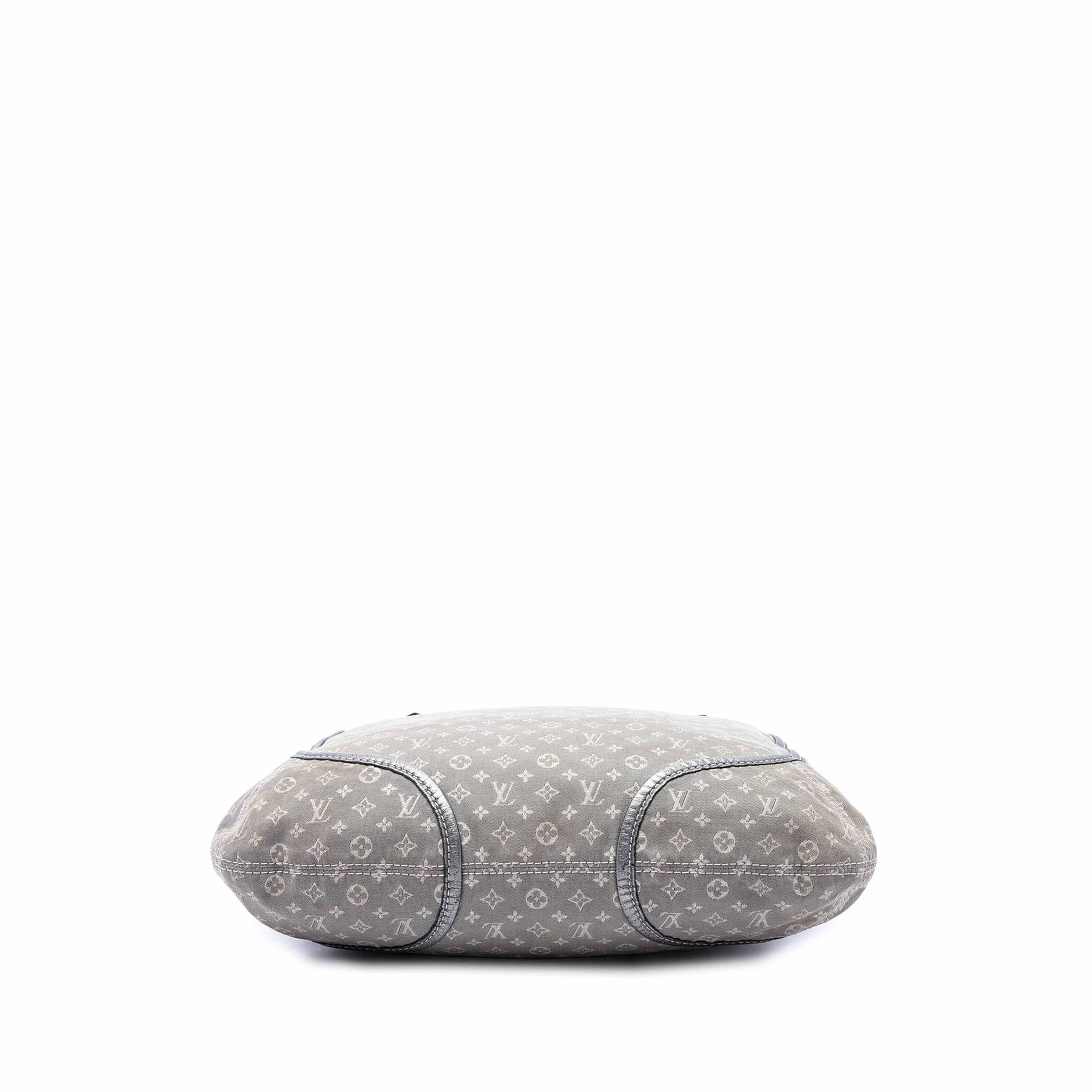Louis Vuitton Monogram Mini Lin Angele, från Luxclusif, i färgen grå. Klicka för att öppna bilden i stort format