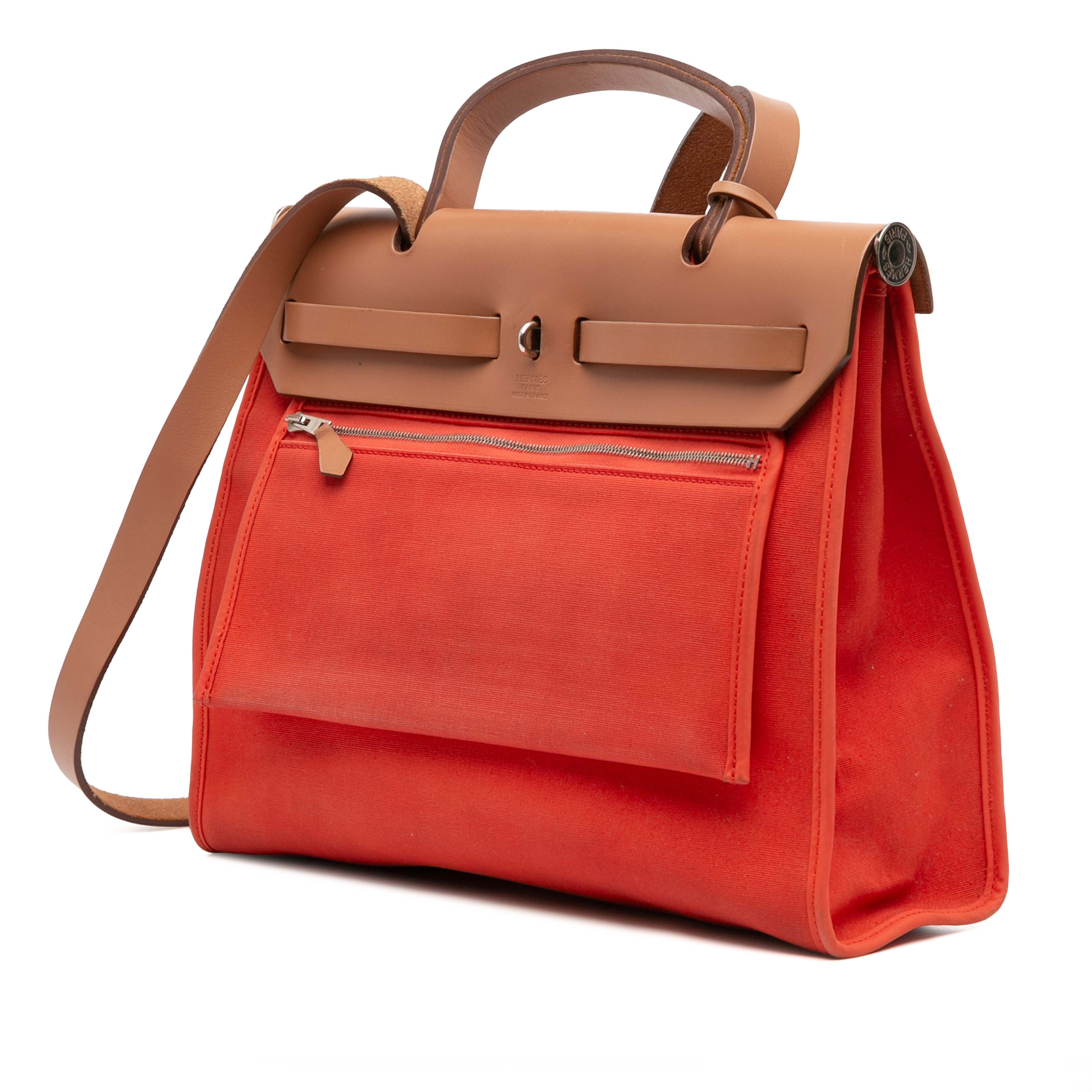 Hermès Toile Herbag Zip 31, från Luxclusif, i färgen dark orange. Klicka för att öppna bilden i stort format