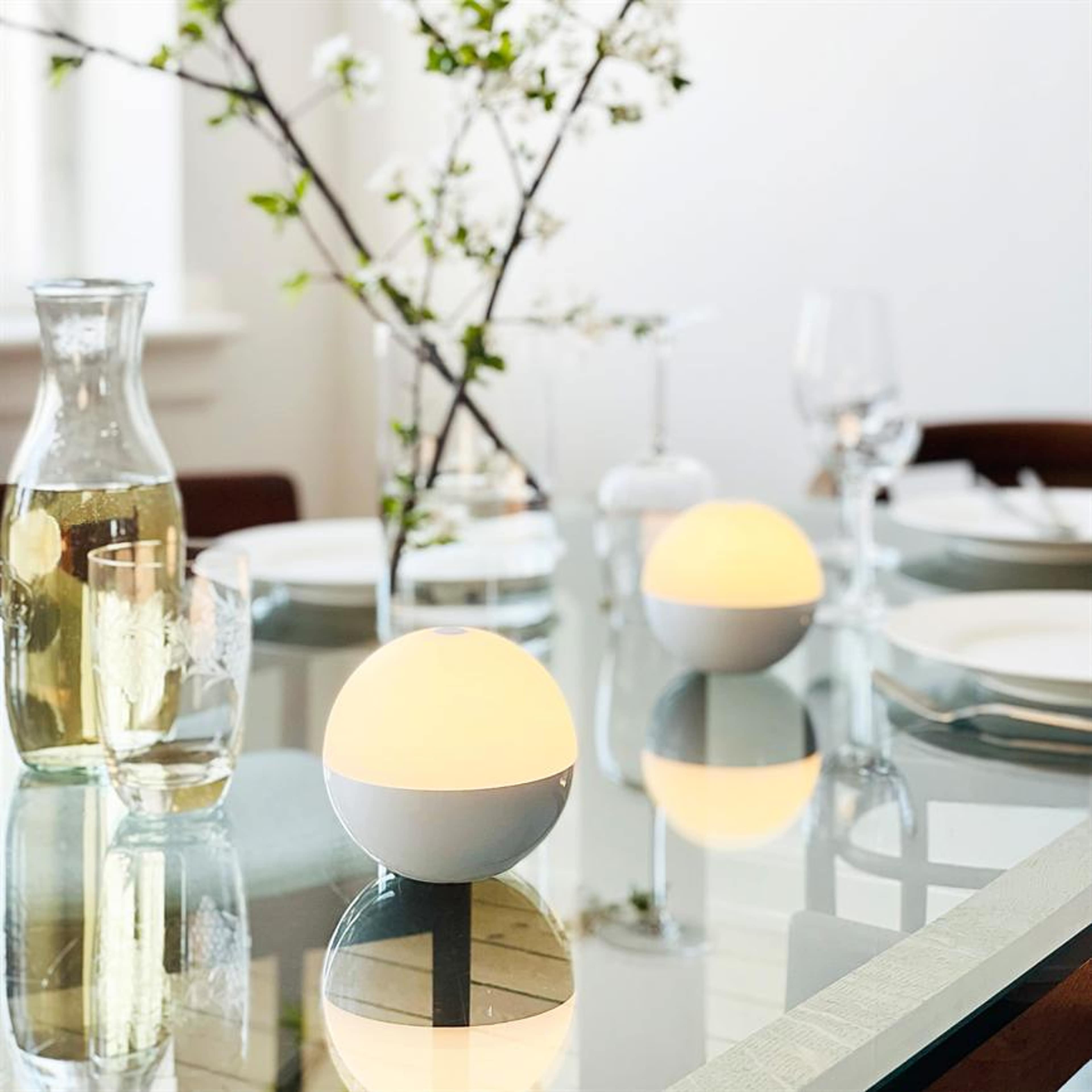 Alba Table Lamp Rechargeable, från Dyberg Larsen, i färgen white. Klicka för att öppna bilden i stort format