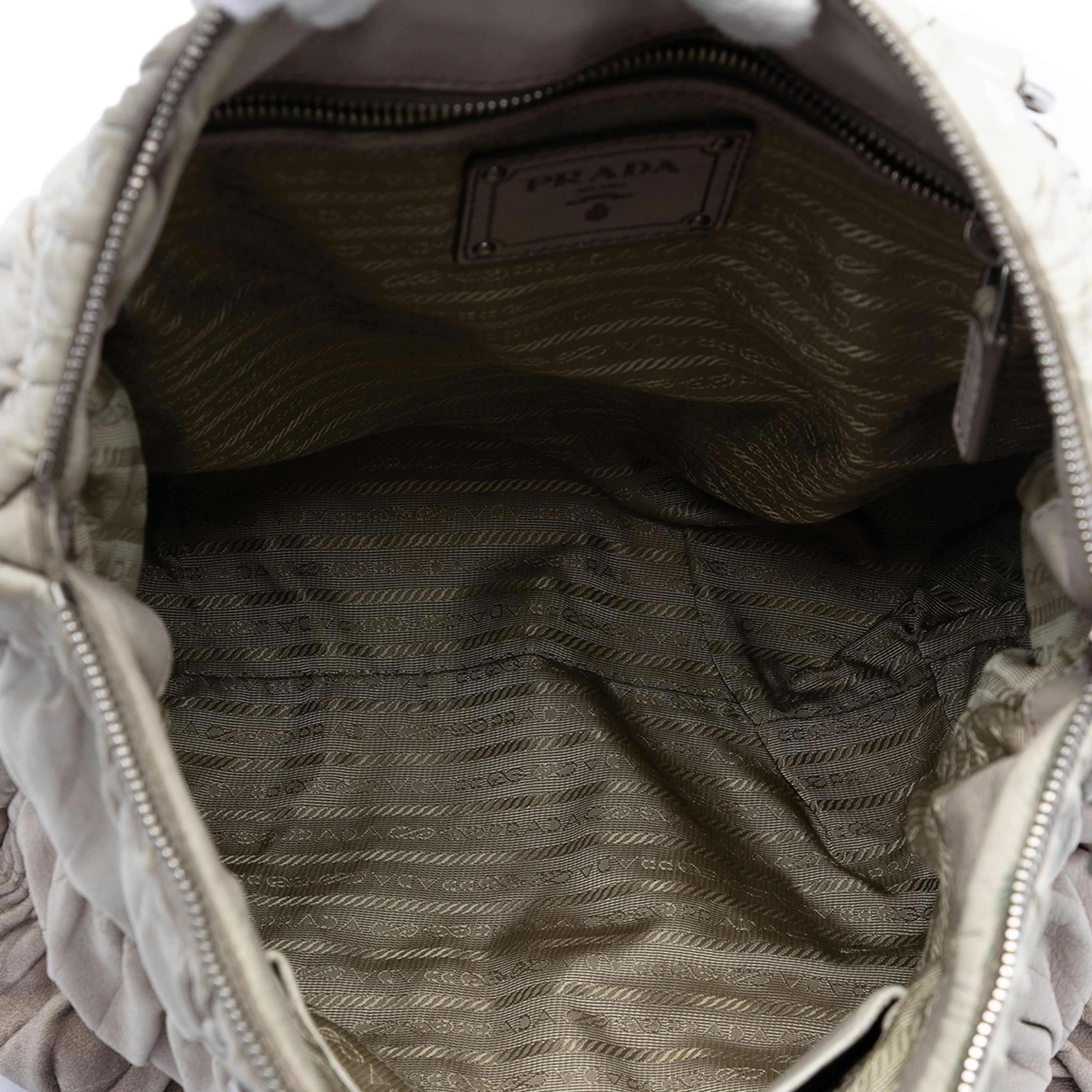 Prada Nappa Gaufre Ombre Satchel, från Luxclusif, i färgen light gray. Klicka för att öppna bilden i stort format