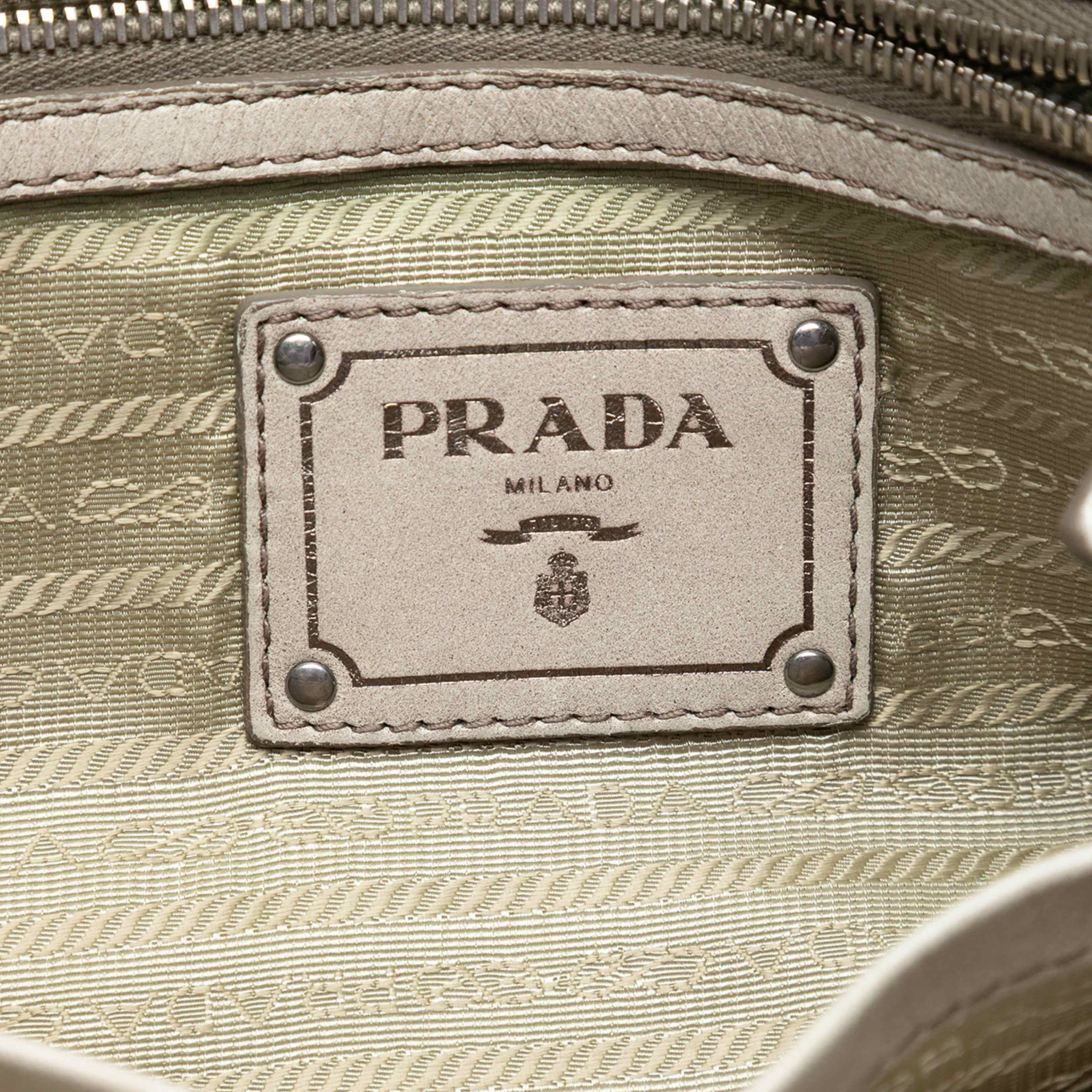 Prada Nappa Gaufre Ombre Satchel, från Luxclusif, i färgen light gray. Klicka för att öppna bilden i stort format