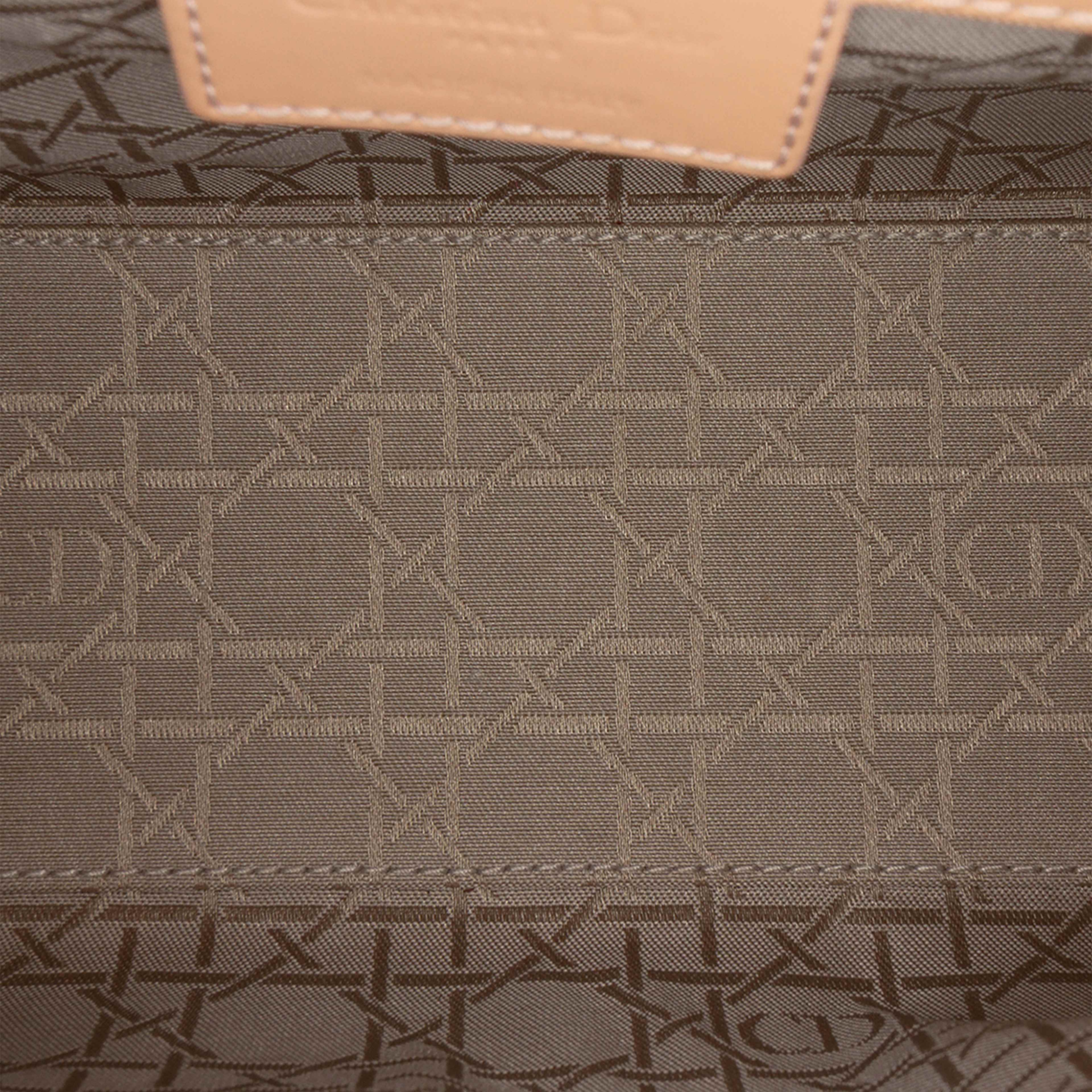 Dior Medium Patent Cannage Lady Dior, från Luxclusif, i färgen nude. Klicka för att öppna bilden i stort format