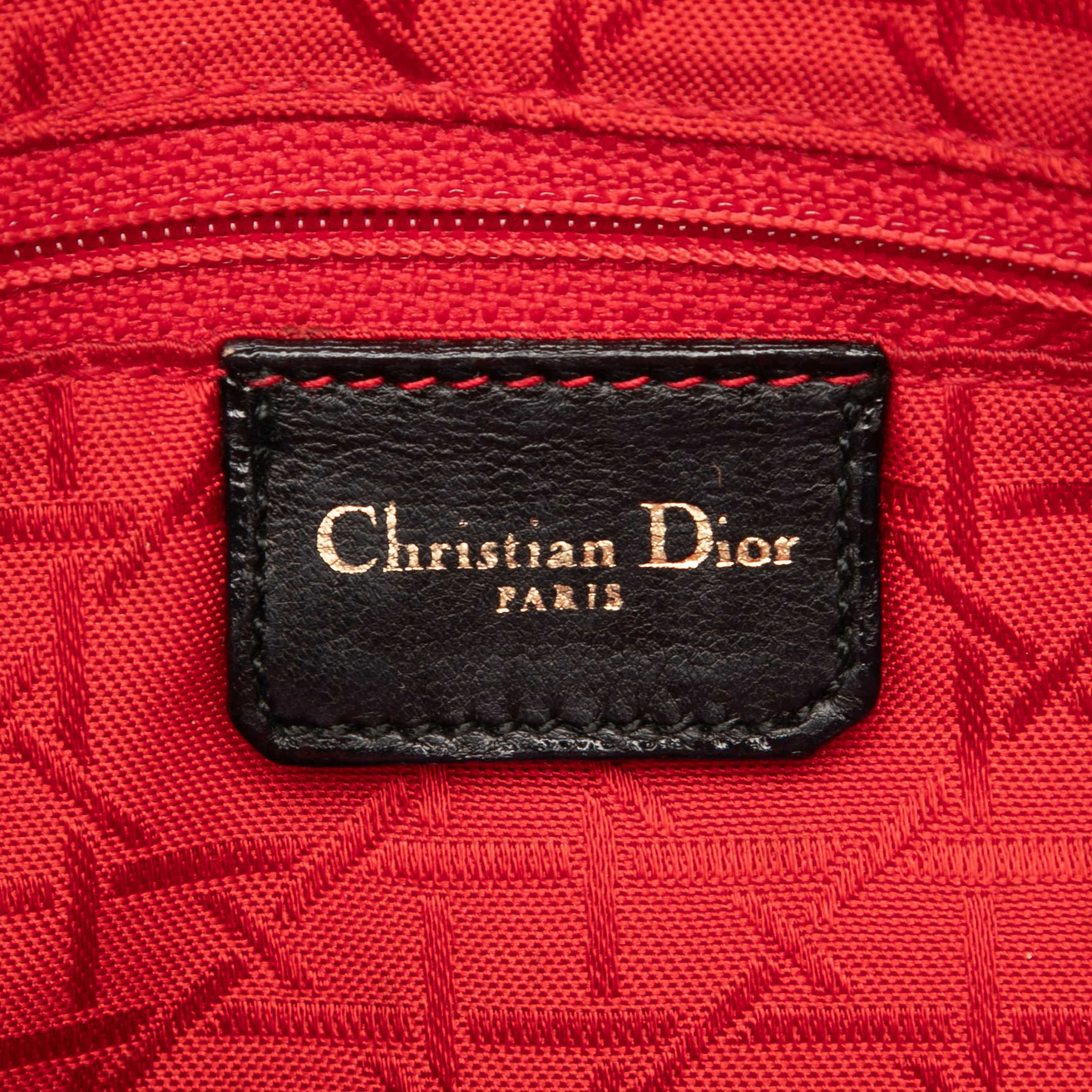 Dior Medium Lambskin Cannage Lady Dior, från Luxclusif, i färgen black. Klicka för att öppna bilden i stort format