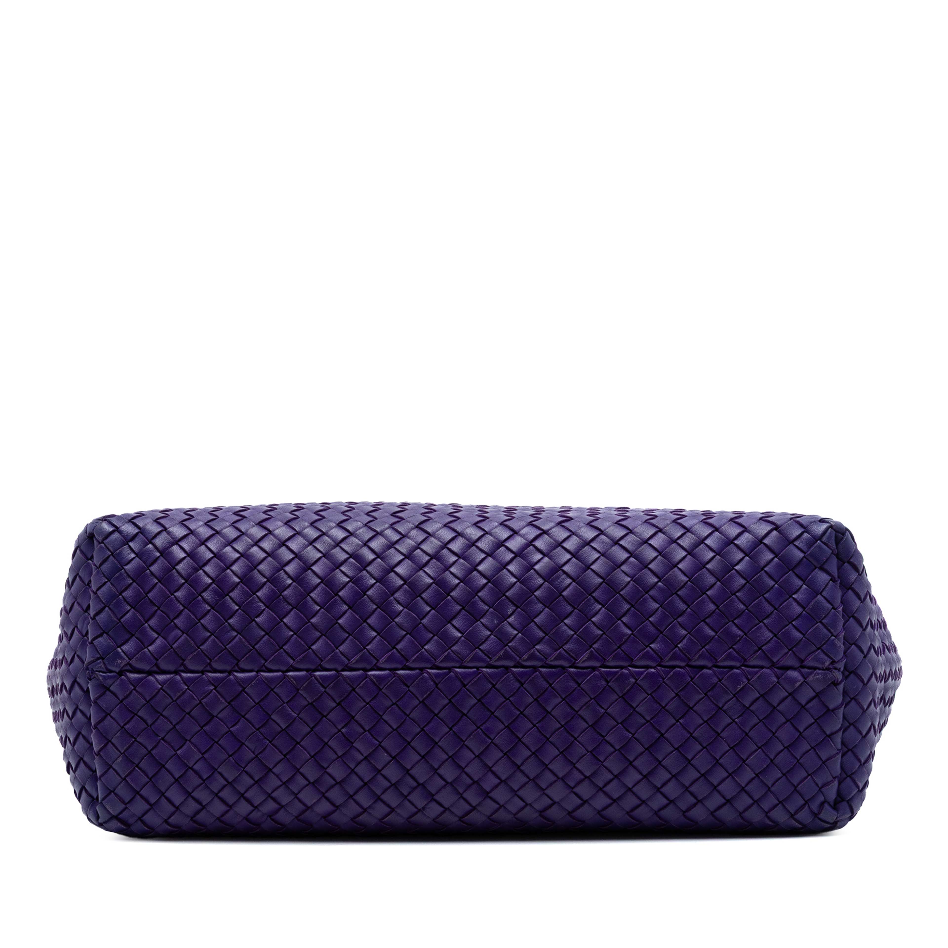 Bottega Veneta Medium Lambskin Intreccio Cabat Tote, från Luxclusif, i färgen purple. Klicka för att öppna bilden i stort format