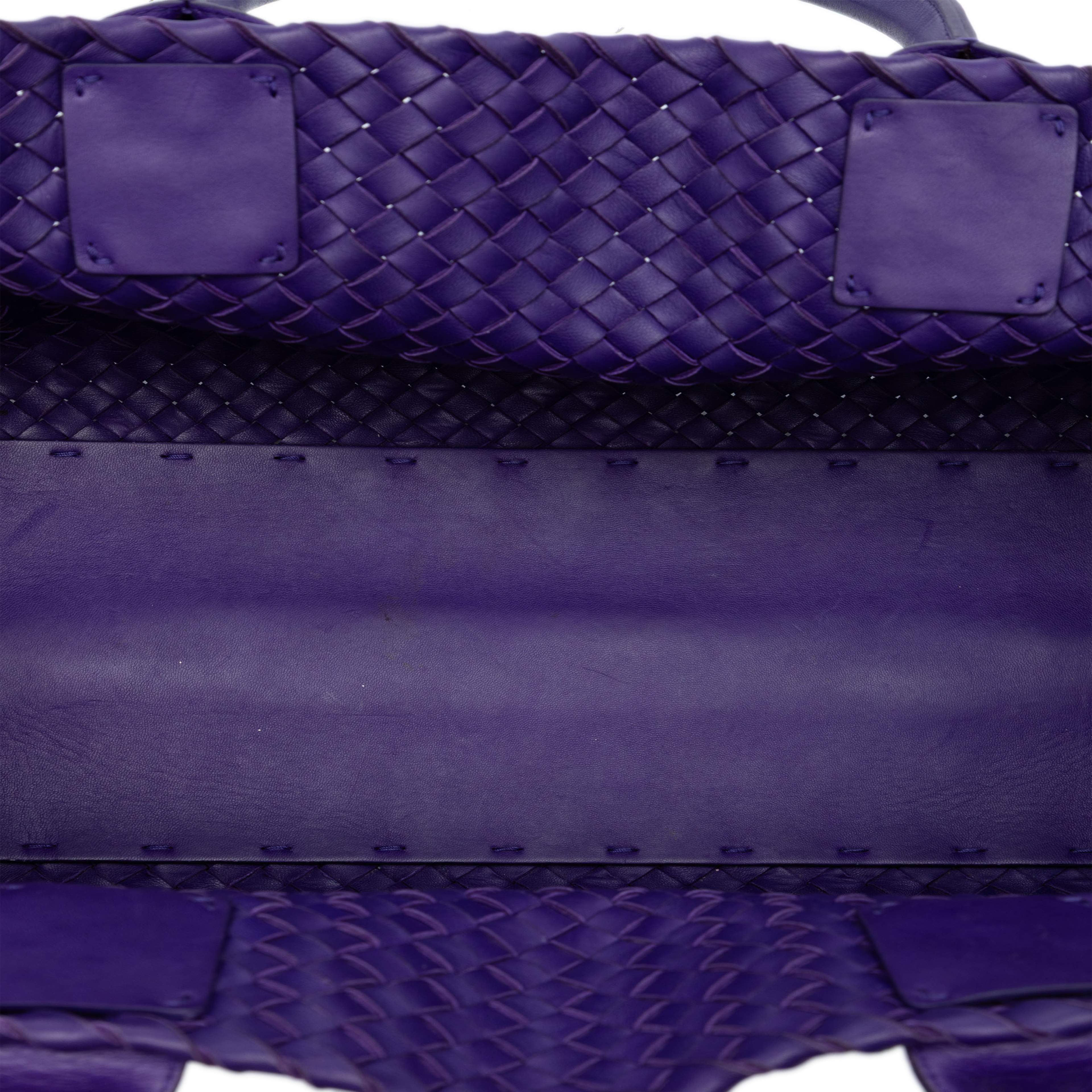 Bottega Veneta Medium Lambskin Intreccio Cabat Tote, från Luxclusif, i färgen purple. Klicka för att öppna bilden i stort format