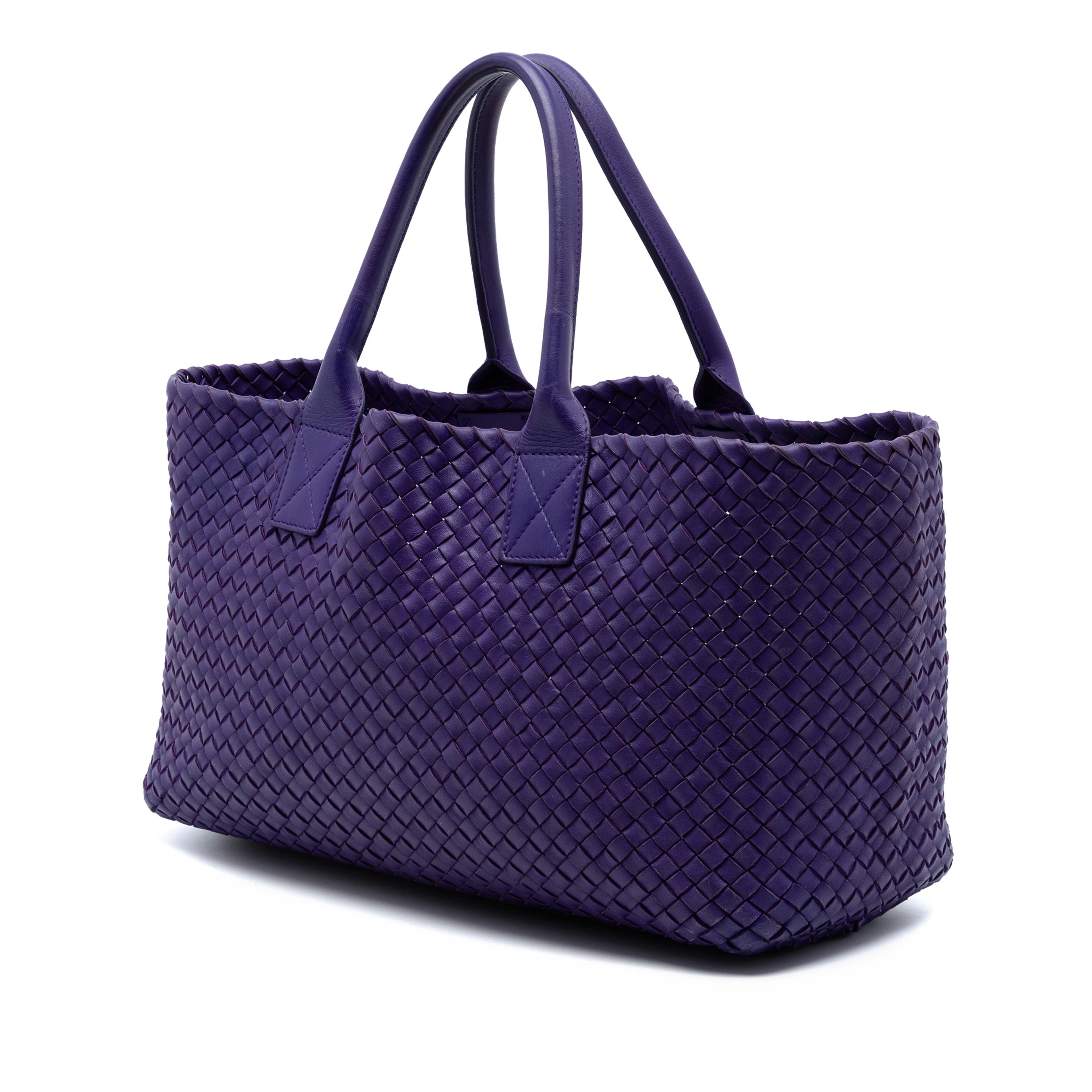 Bottega Veneta Medium Lambskin Intreccio Cabat Tote, från Luxclusif, i färgen purpur. Klicka för att öppna bilden i stort format