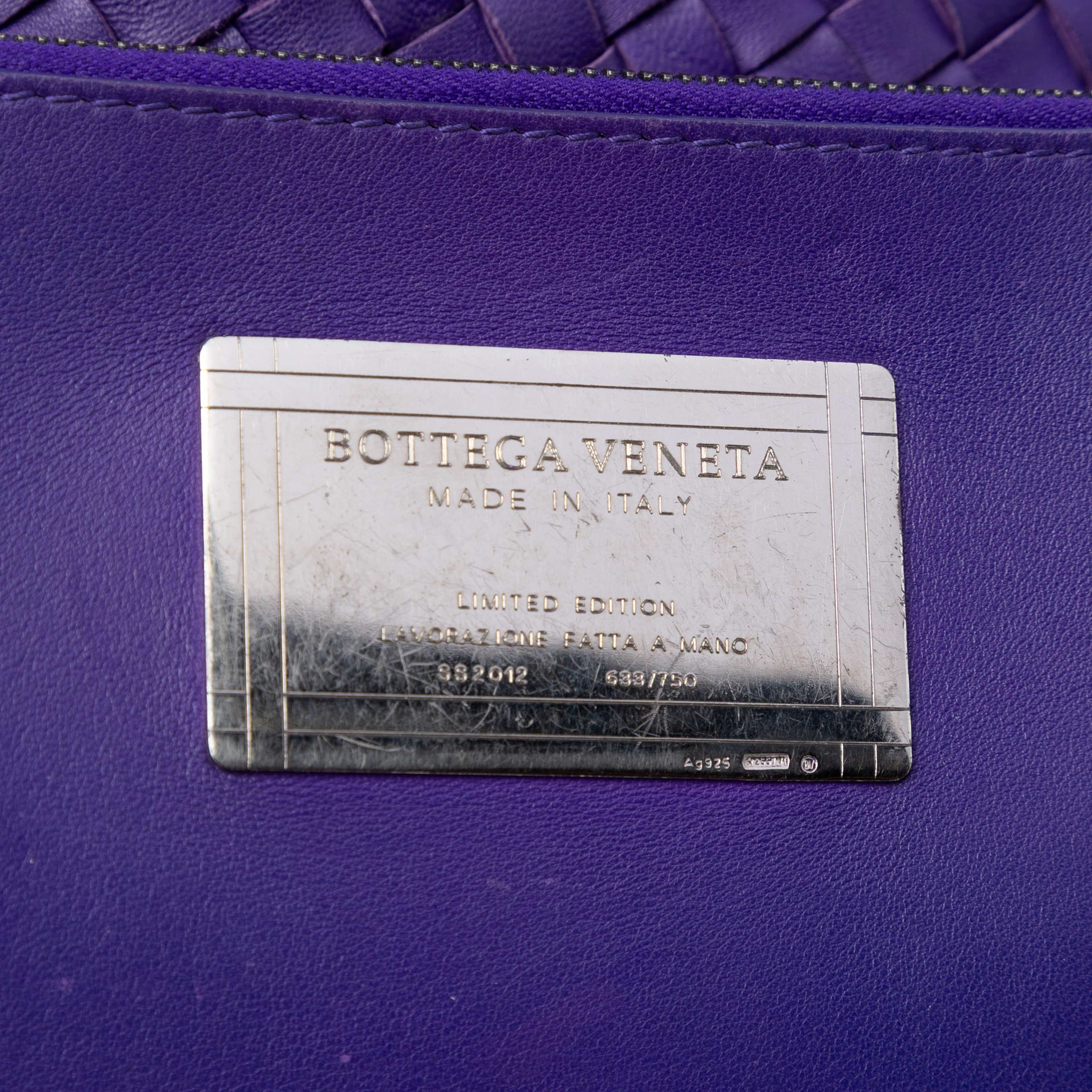 Bottega Veneta Medium Lambskin Intreccio Cabat Tote, från Luxclusif, i färgen purple. Klicka för att öppna bilden i stort format