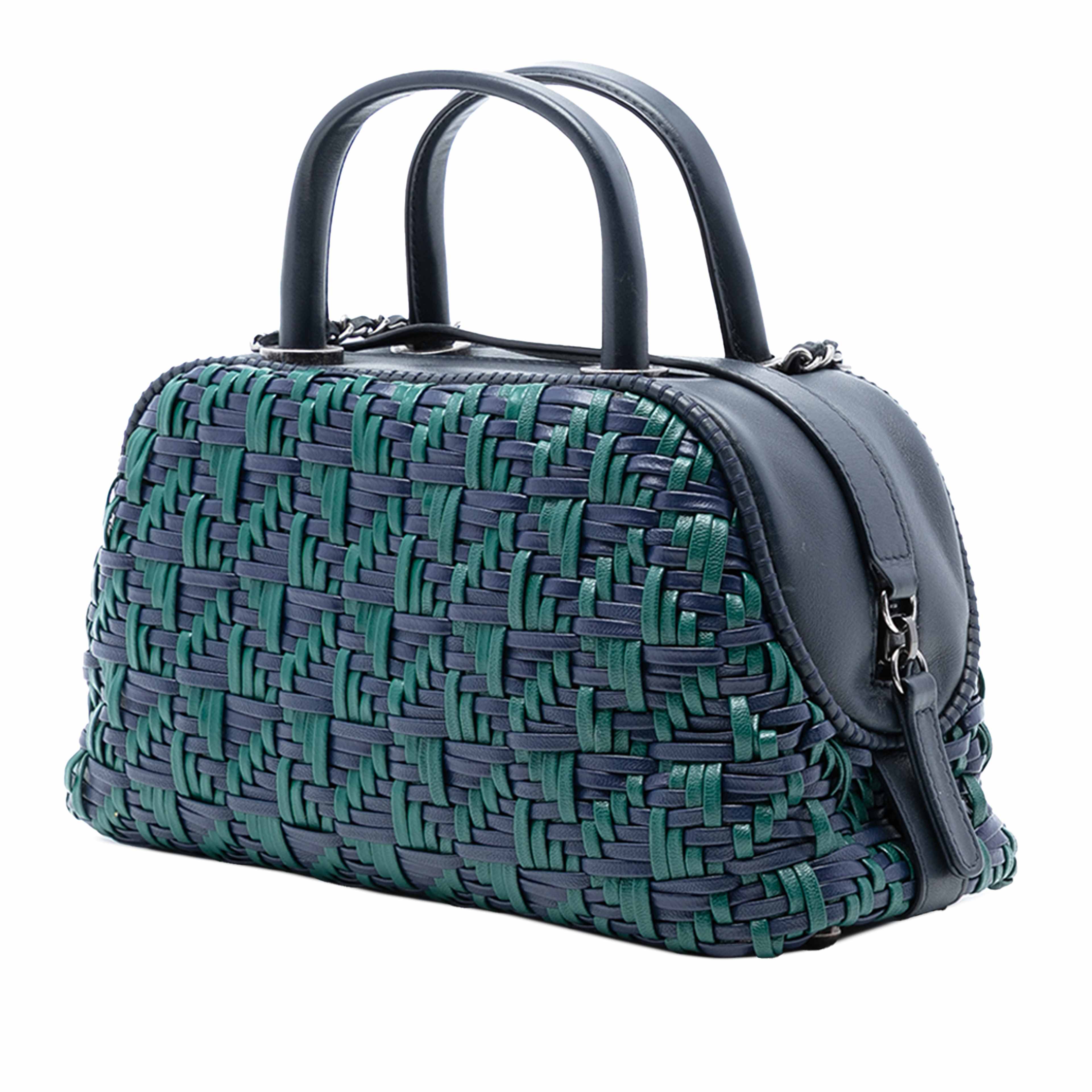 Chanel Cc Woven Calfskin Bowling Bag, från Luxclusif, i färgen blue. Klicka för att öppna bilden i stort format