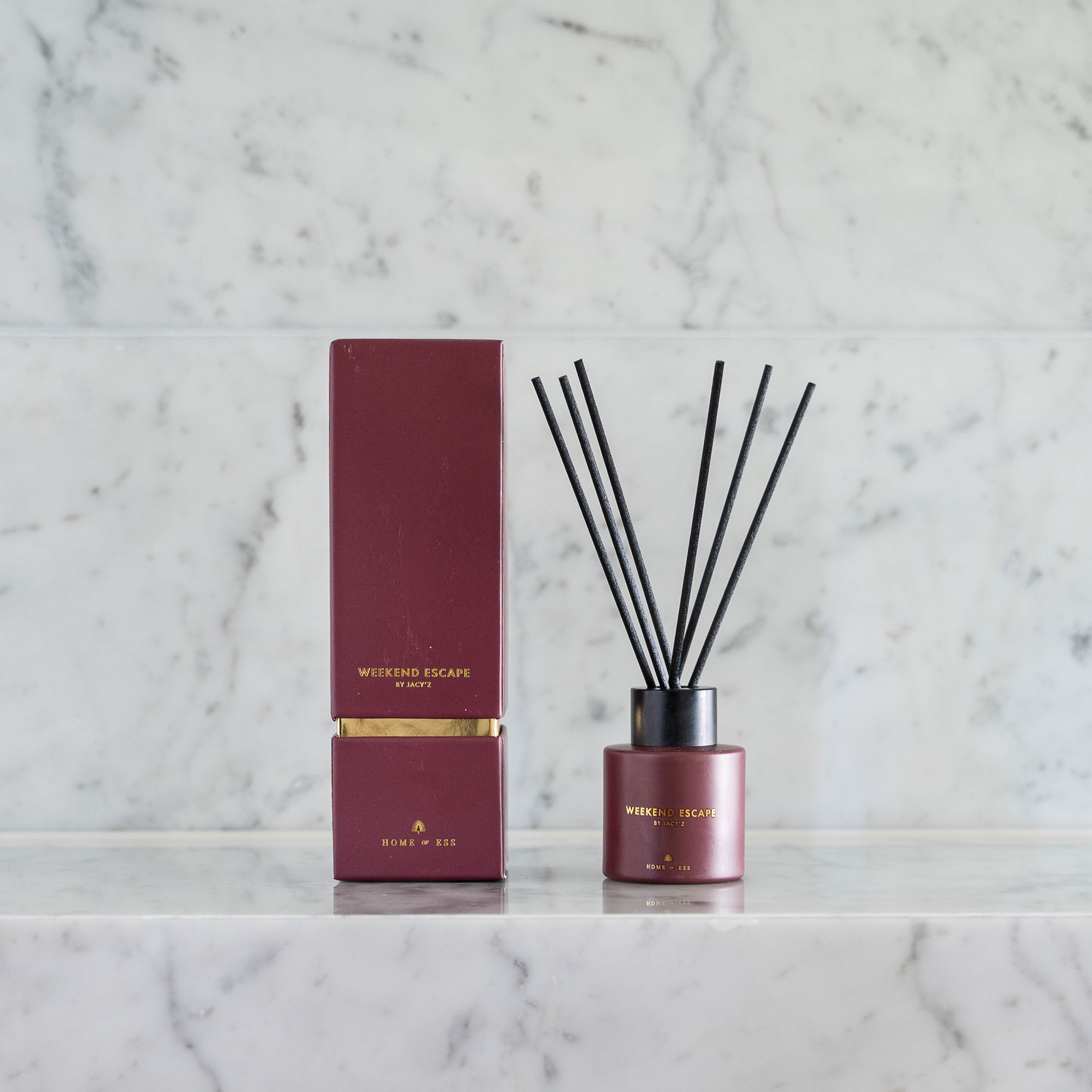 Weekend Escape By Jacy’z - Diffuser, från Home of ESS, i färgen red. Klicka för att öppna bilden i stort format