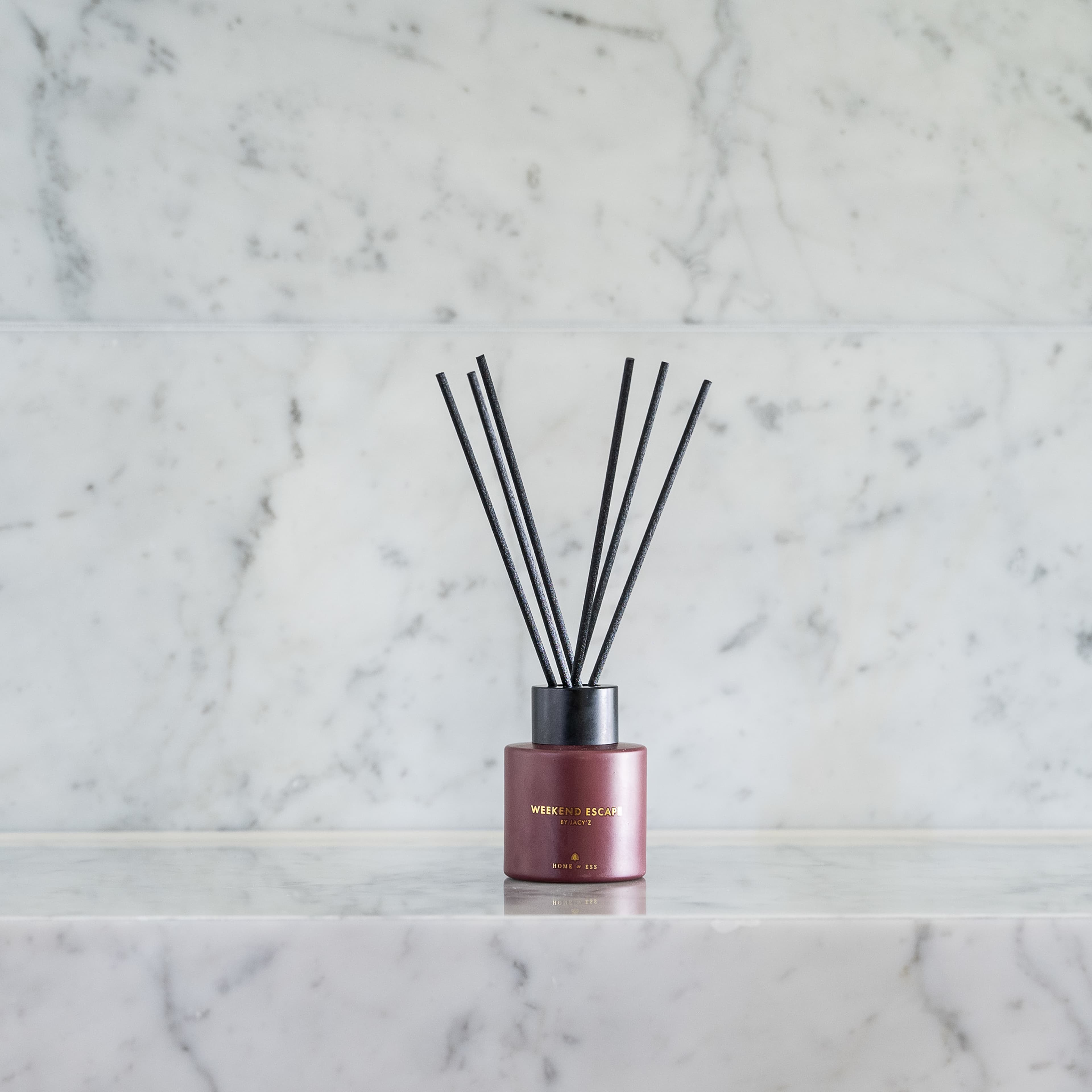Weekend Escape By Jacy’z - Diffuser, från Home of ESS, i färgen red. Klicka för att öppna bilden i stort format