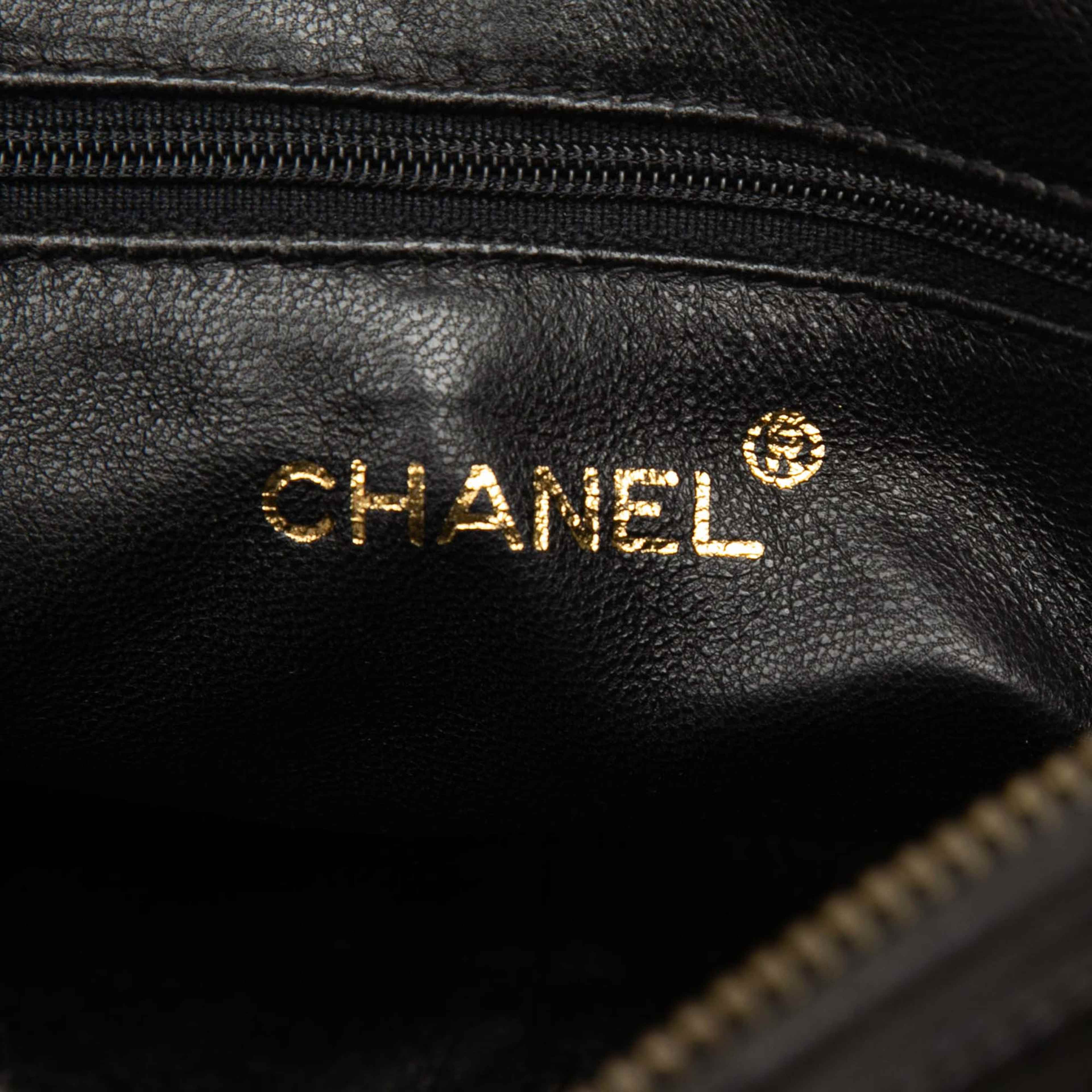Chanel Cc Diamond Quilted Lambskin Tassel Camera Bag, från Luxclusif, i färgen black. Klicka för att öppna bilden i stort format