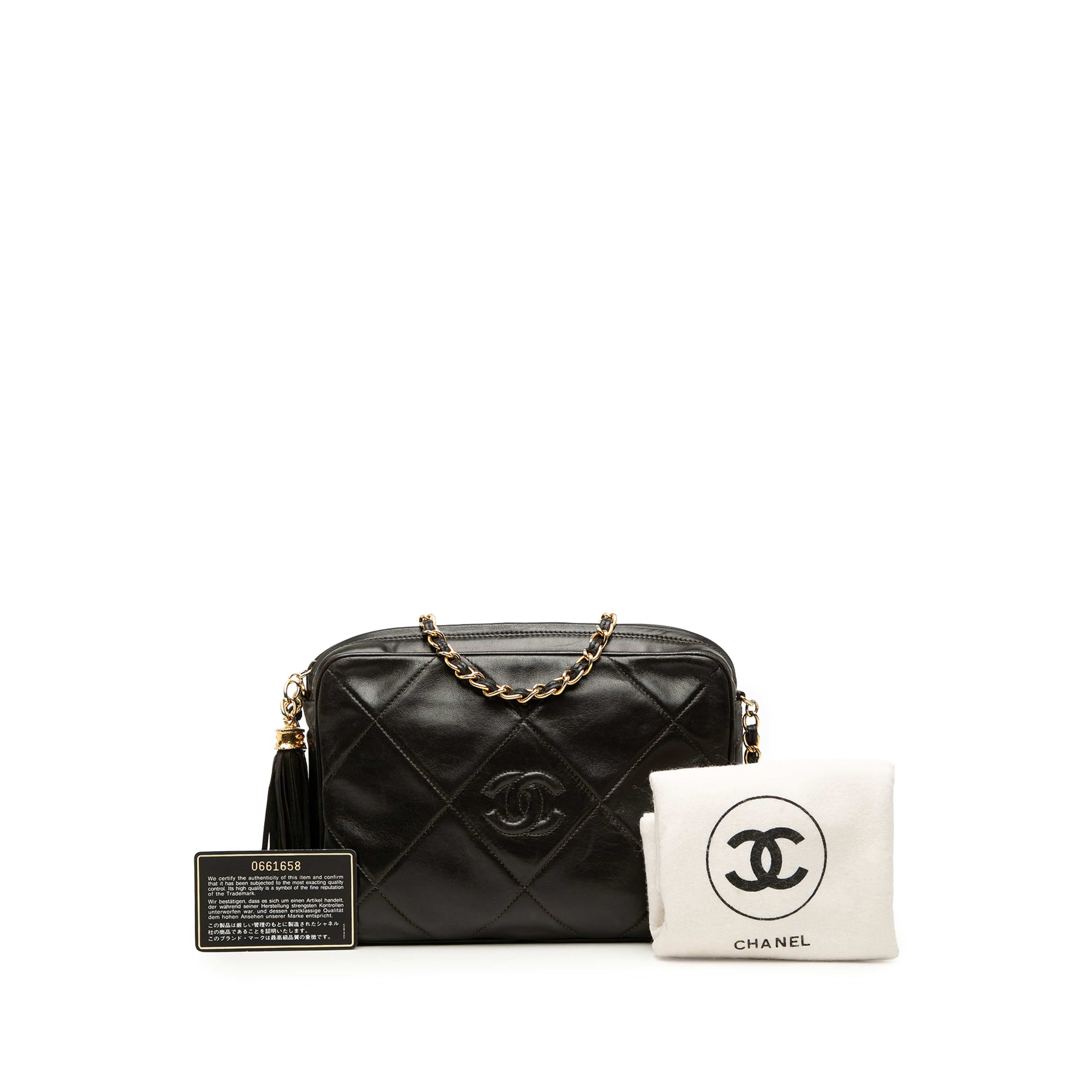 Chanel Cc Diamond Quilted Lambskin Tassel Camera Bag, från Luxclusif, i färgen svart. Klicka för att öppna bilden i stort format