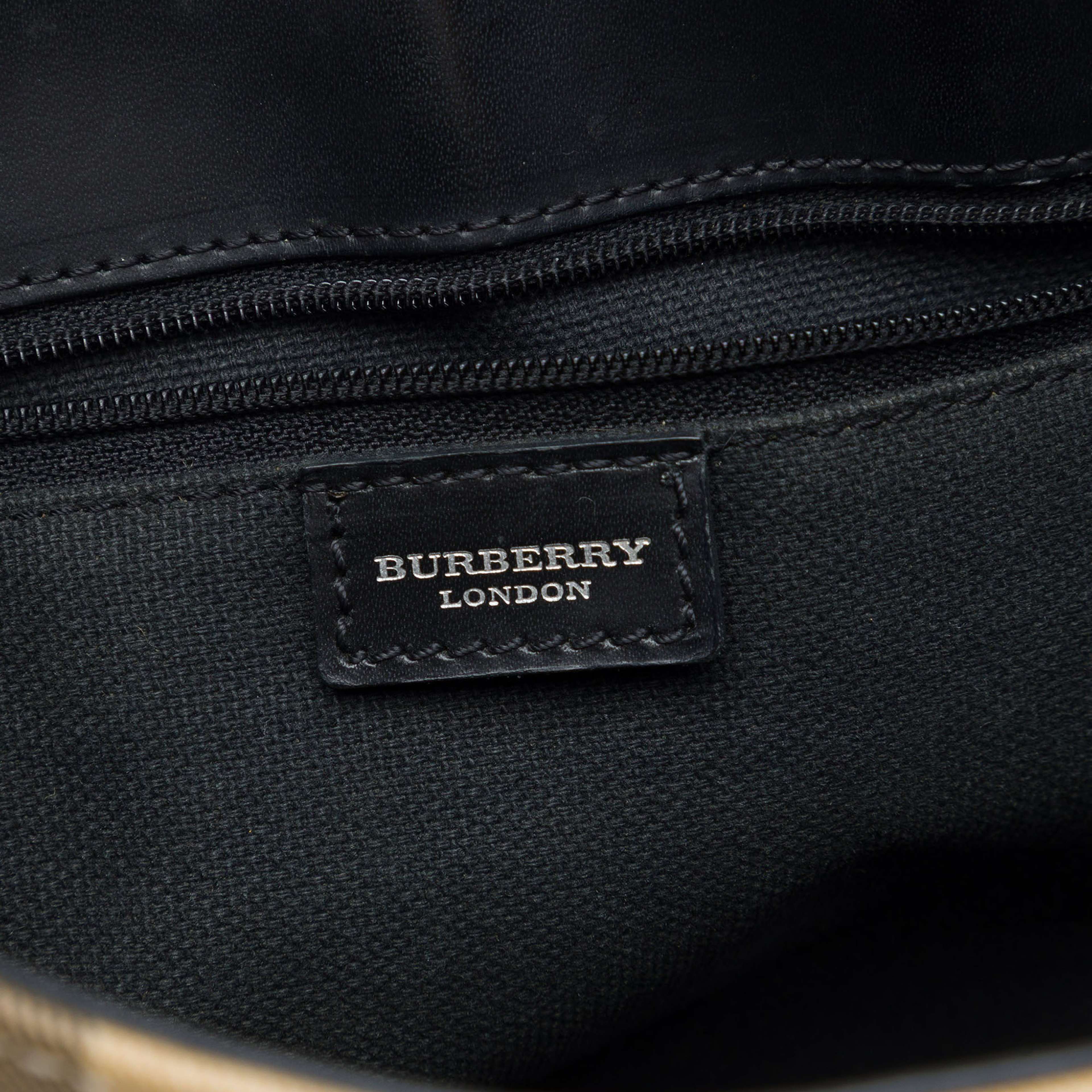 Burberry House Check Coated Canvas Shoulder Bag, från Luxclusif, i färgen beige. Klicka för att öppna bilden i stort format