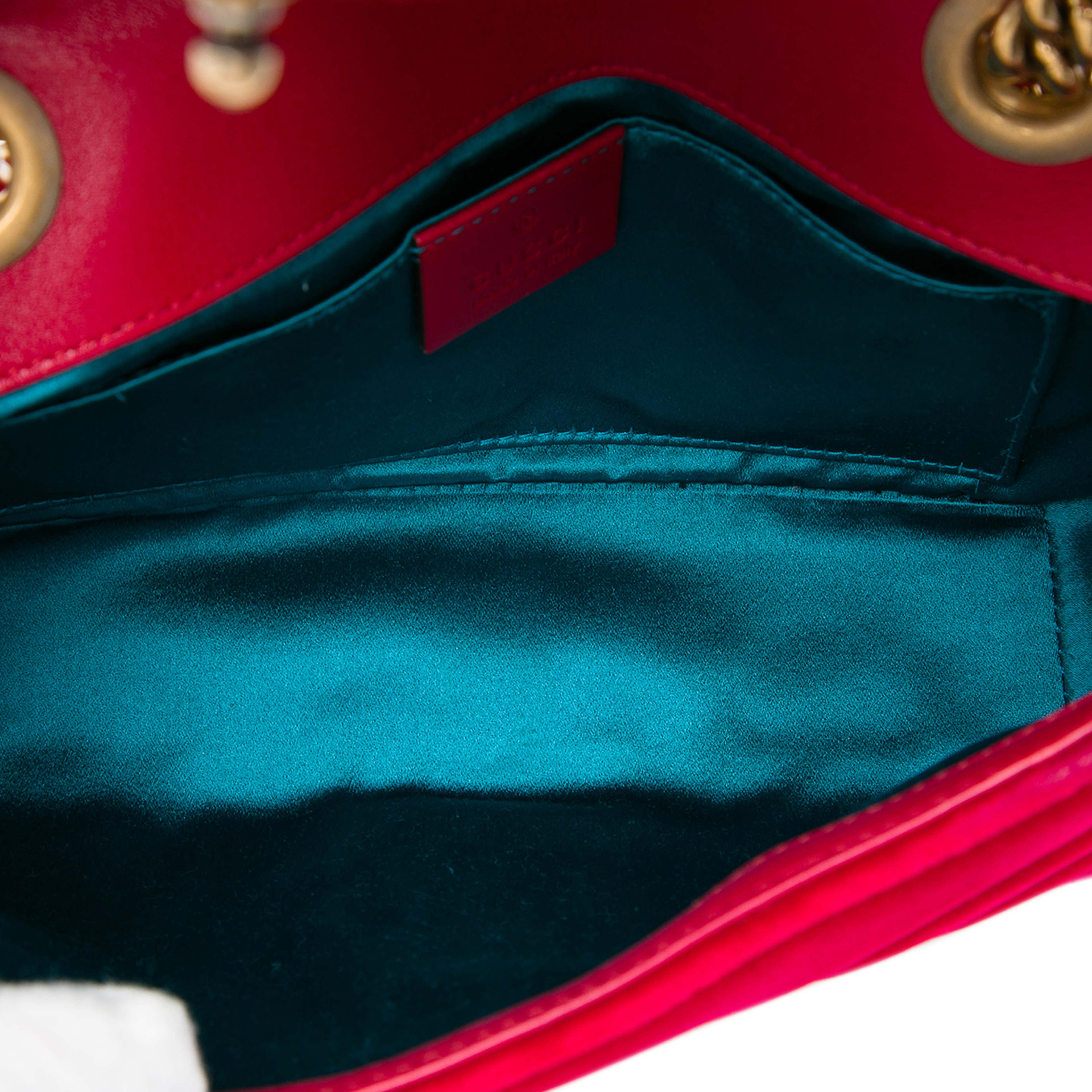 Gucci Small Gg Marmont Matelasse Velvet Shoulder Bag, från Luxclusif, i färgen röd. Klicka för att öppna bilden i stort format
