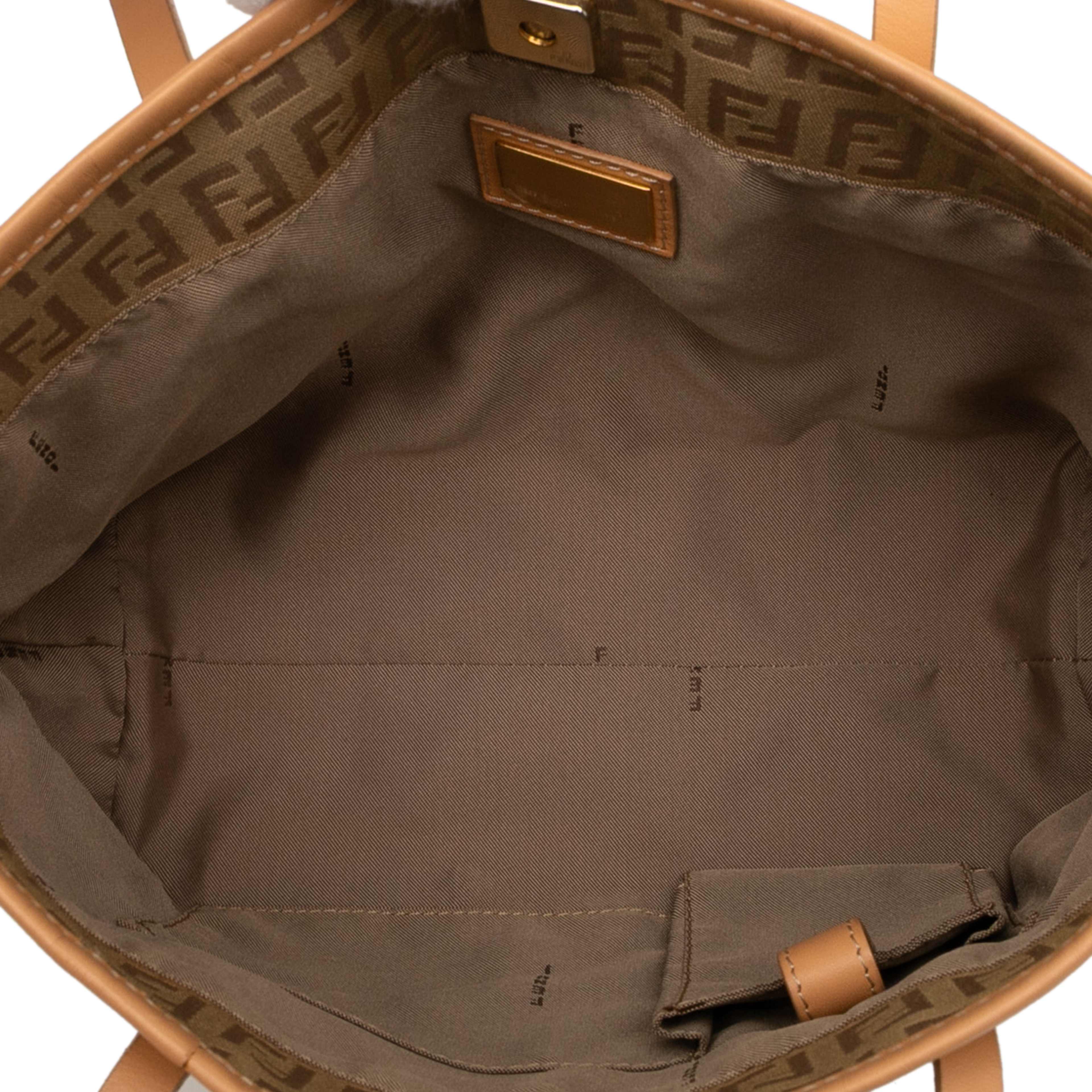 Fendi Zucchino Canvas Tote, från Luxclusif, i färgen beige. Klicka för att öppna bilden i stort format