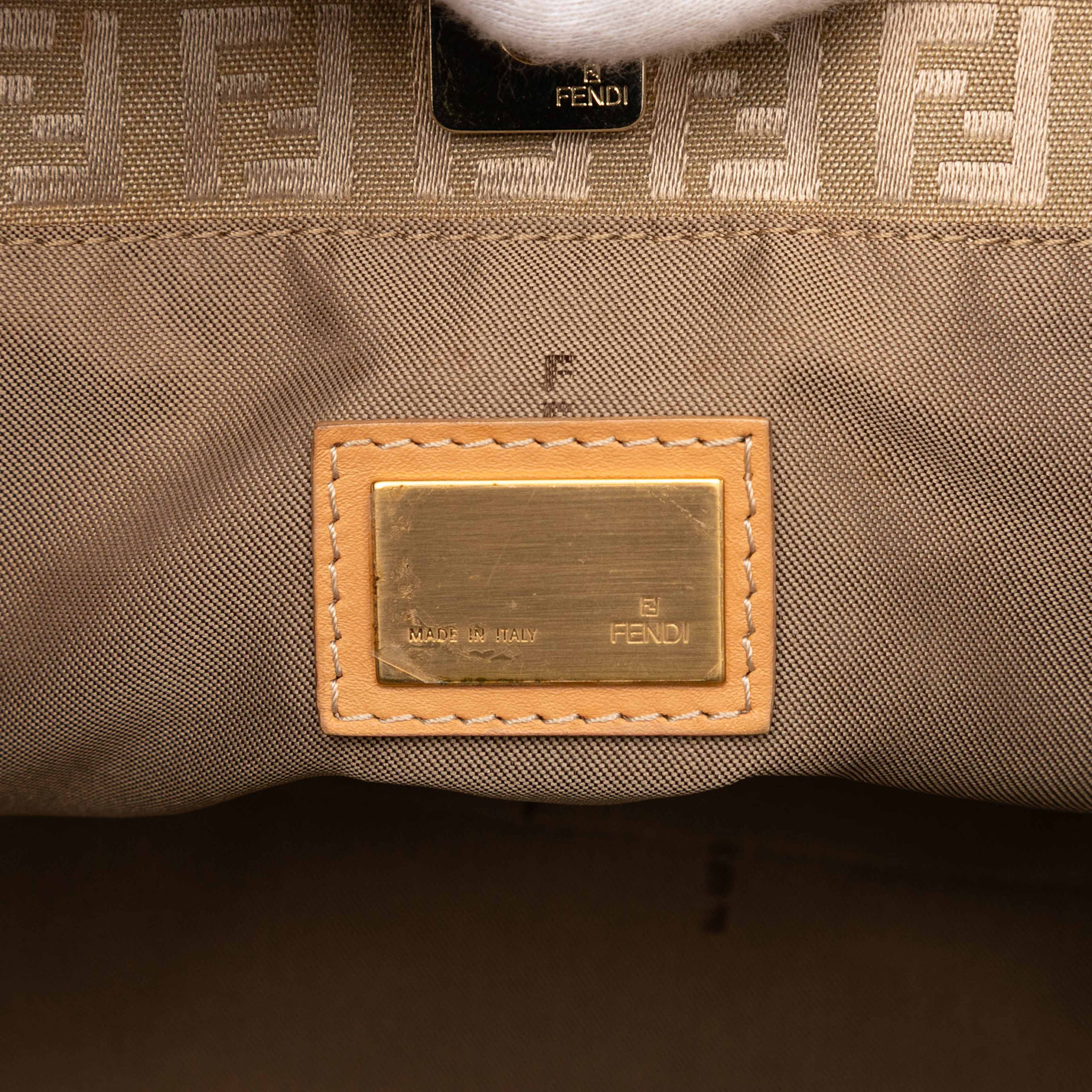 Fendi Zucchino Canvas Tote, från Luxclusif, i färgen beige. Klicka för att öppna bilden i stort format