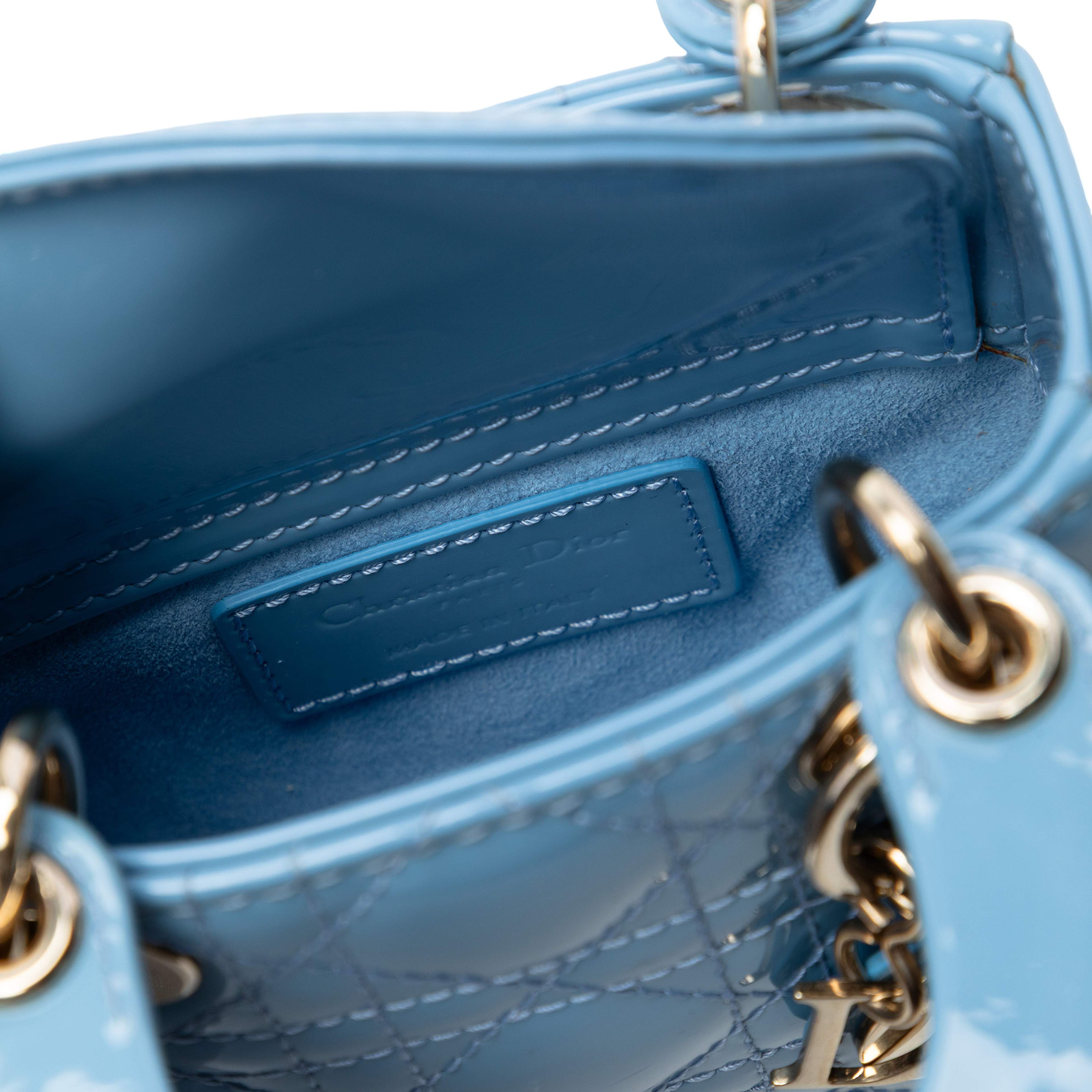 Dior Micro Patent Cannage Lady Dior, från Luxclusif, i färgen light blue. Klicka för att öppna bilden i stort format