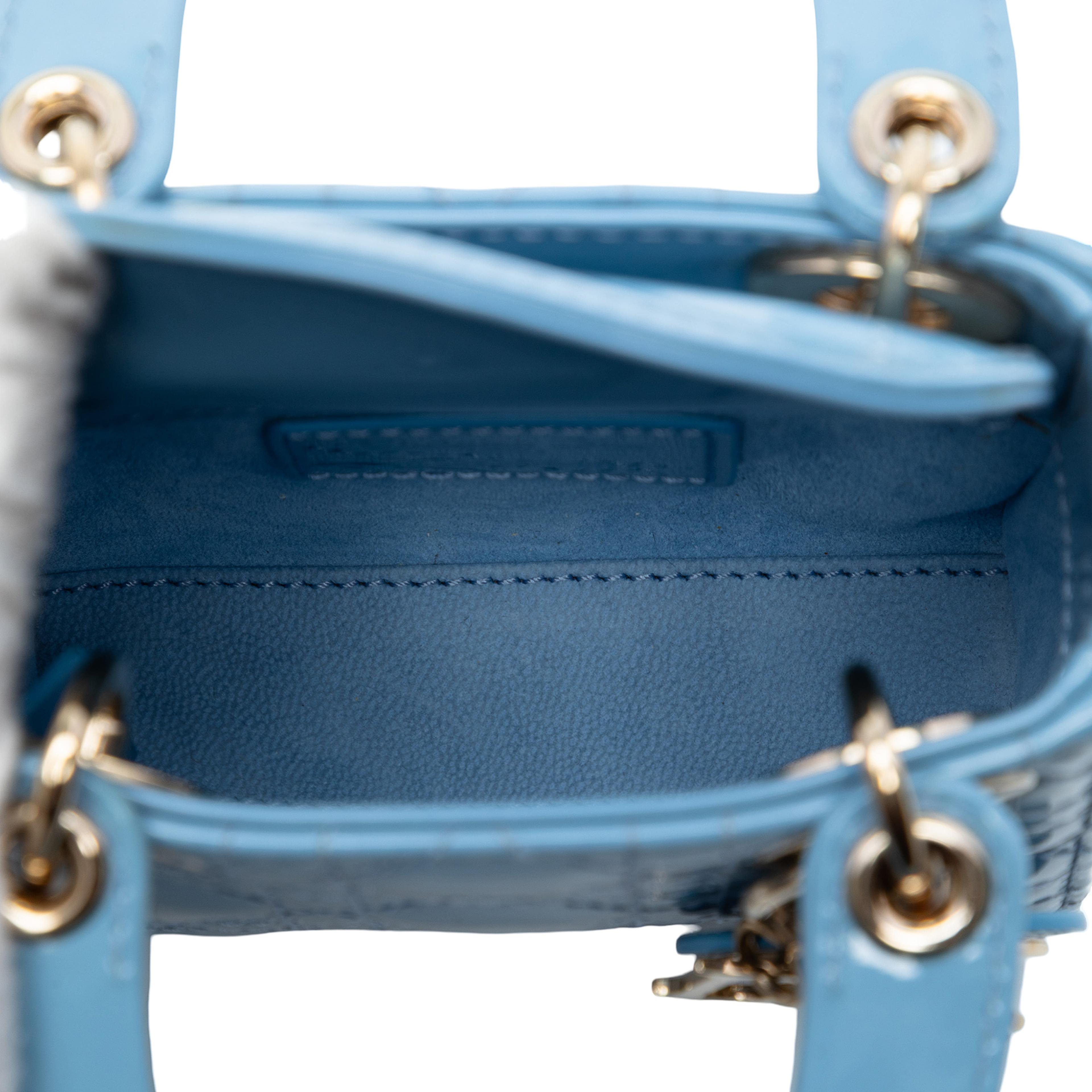 Dior Micro Patent Cannage Lady Dior, från Luxclusif, i färgen light blue. Klicka för att öppna bilden i stort format