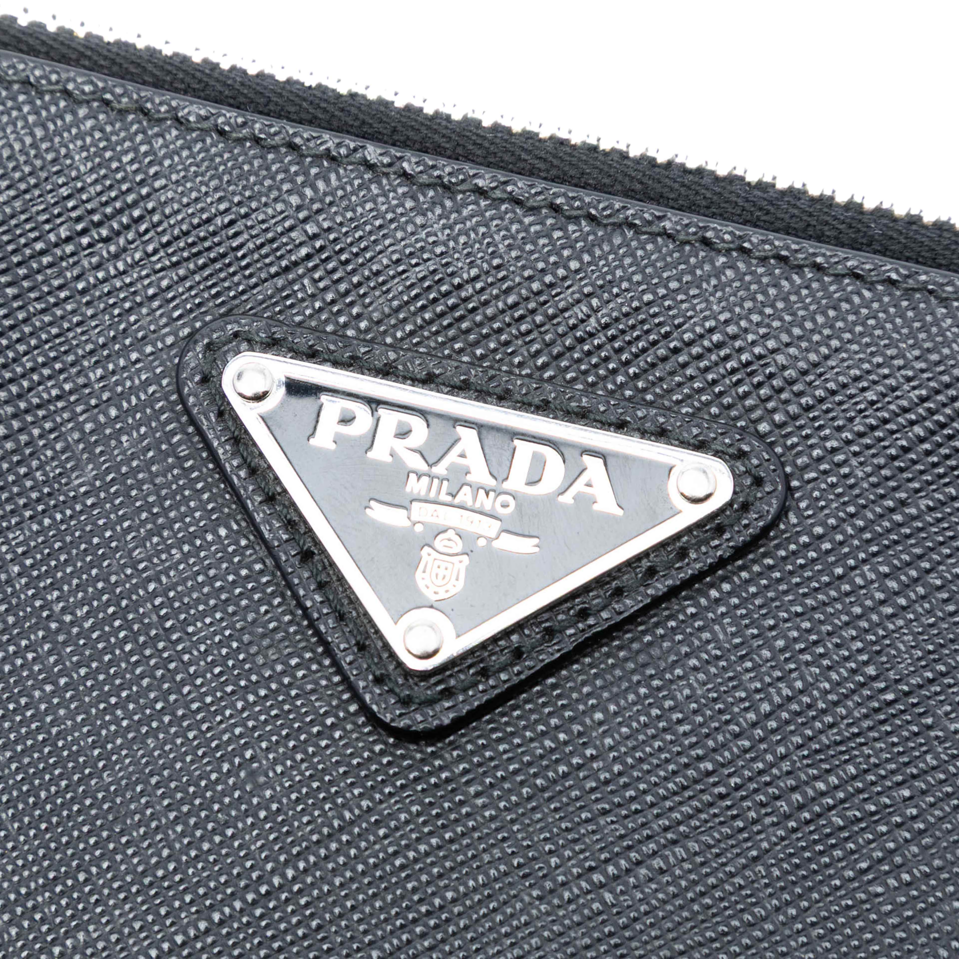 Prada Saffiano Clutch, från Luxclusif, i färgen black. Klicka för att öppna bilden i stort format