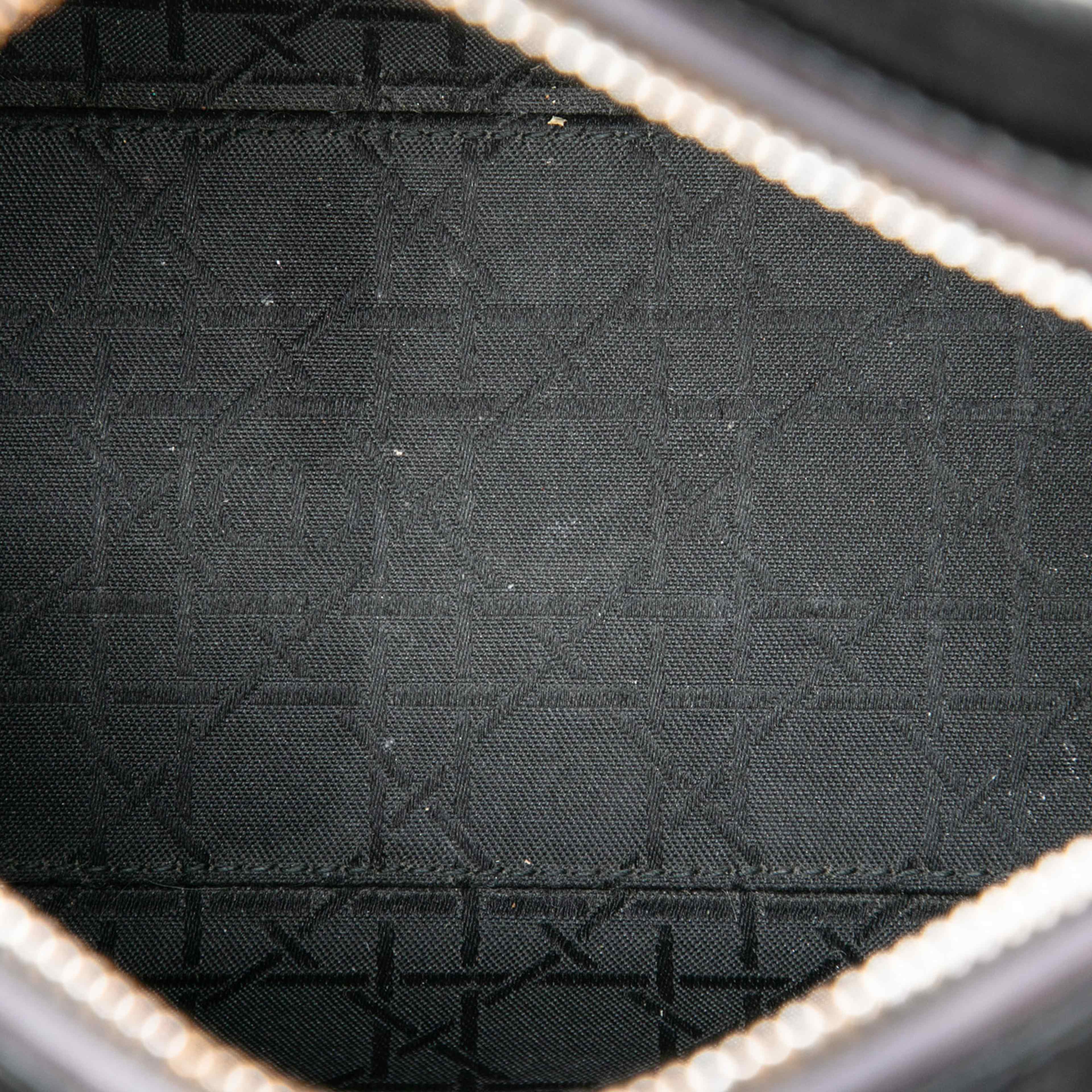 Dior Medium Patent Cannage Lady Dior, från Luxclusif, i färgen black. Klicka för att öppna bilden i stort format