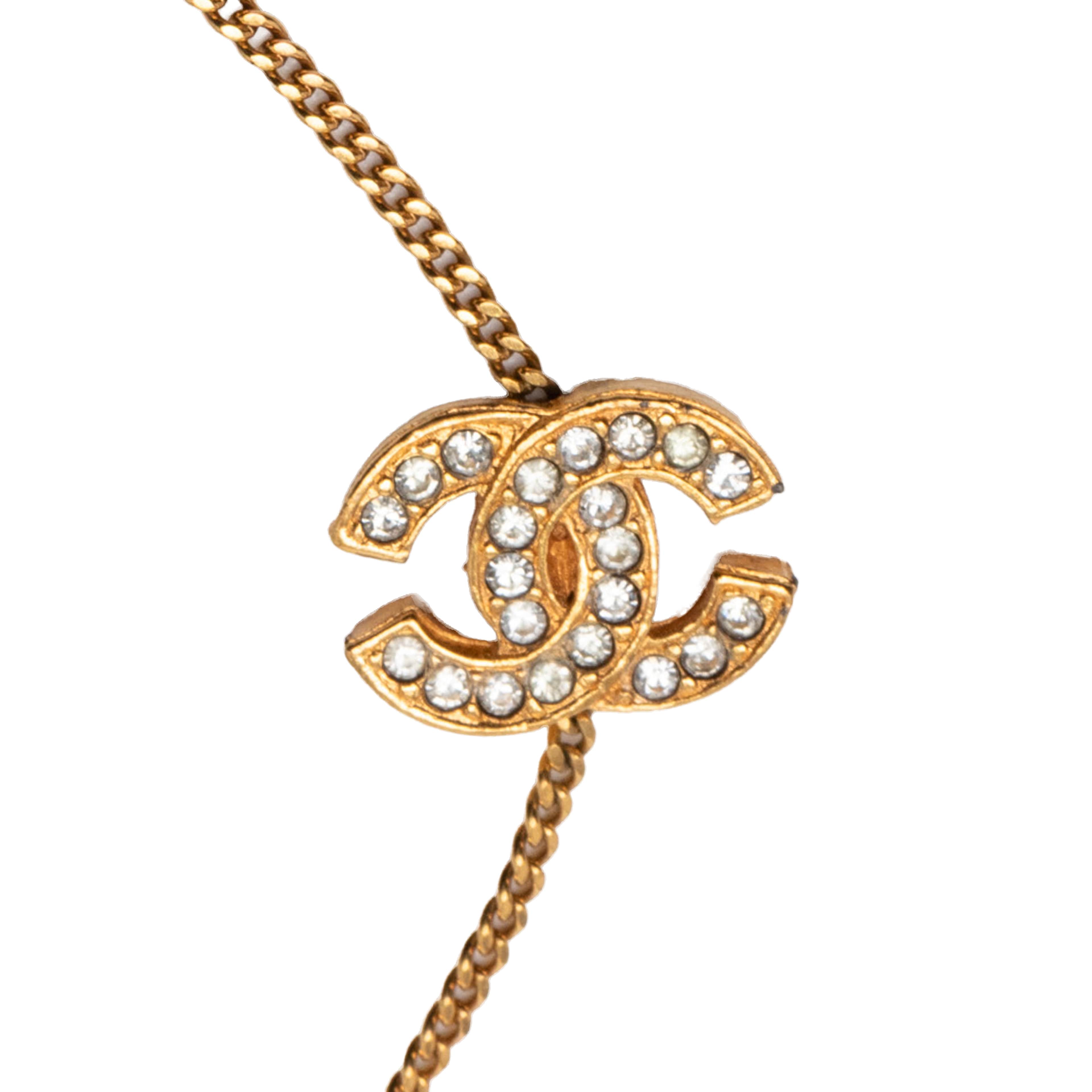 Chanel Cc Gold Plated Rhinestone Bracelet, från Luxclusif, i färgen gold. Klicka för att öppna bilden i stort format