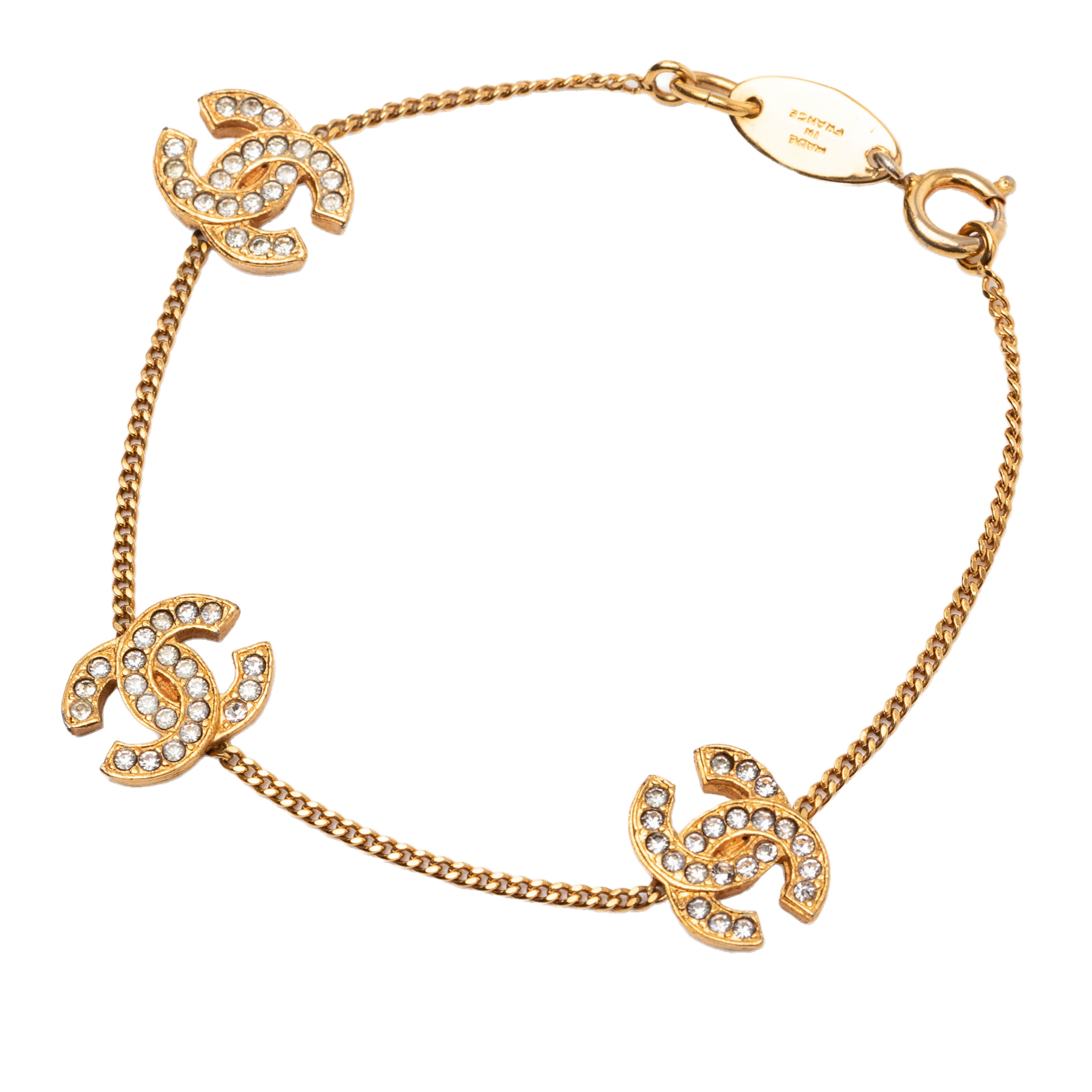 Chanel Cc Gold Plated Rhinestone Bracelet, från Luxclusif, i färgen gold. Klicka för att öppna bilden i stort format