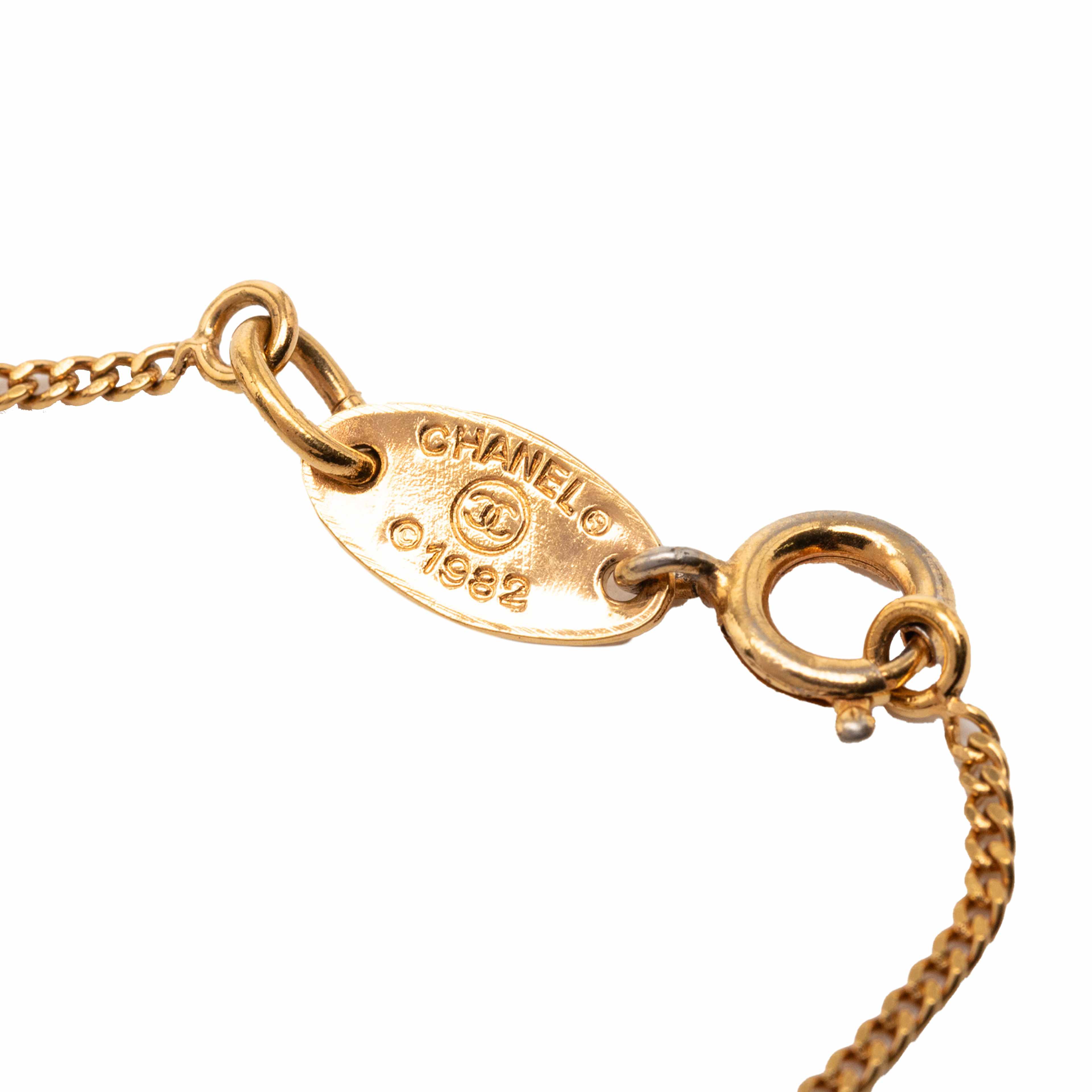 Chanel Cc Gold Plated Rhinestone Bracelet, från Luxclusif, i färgen gold. Klicka för att öppna bilden i stort format