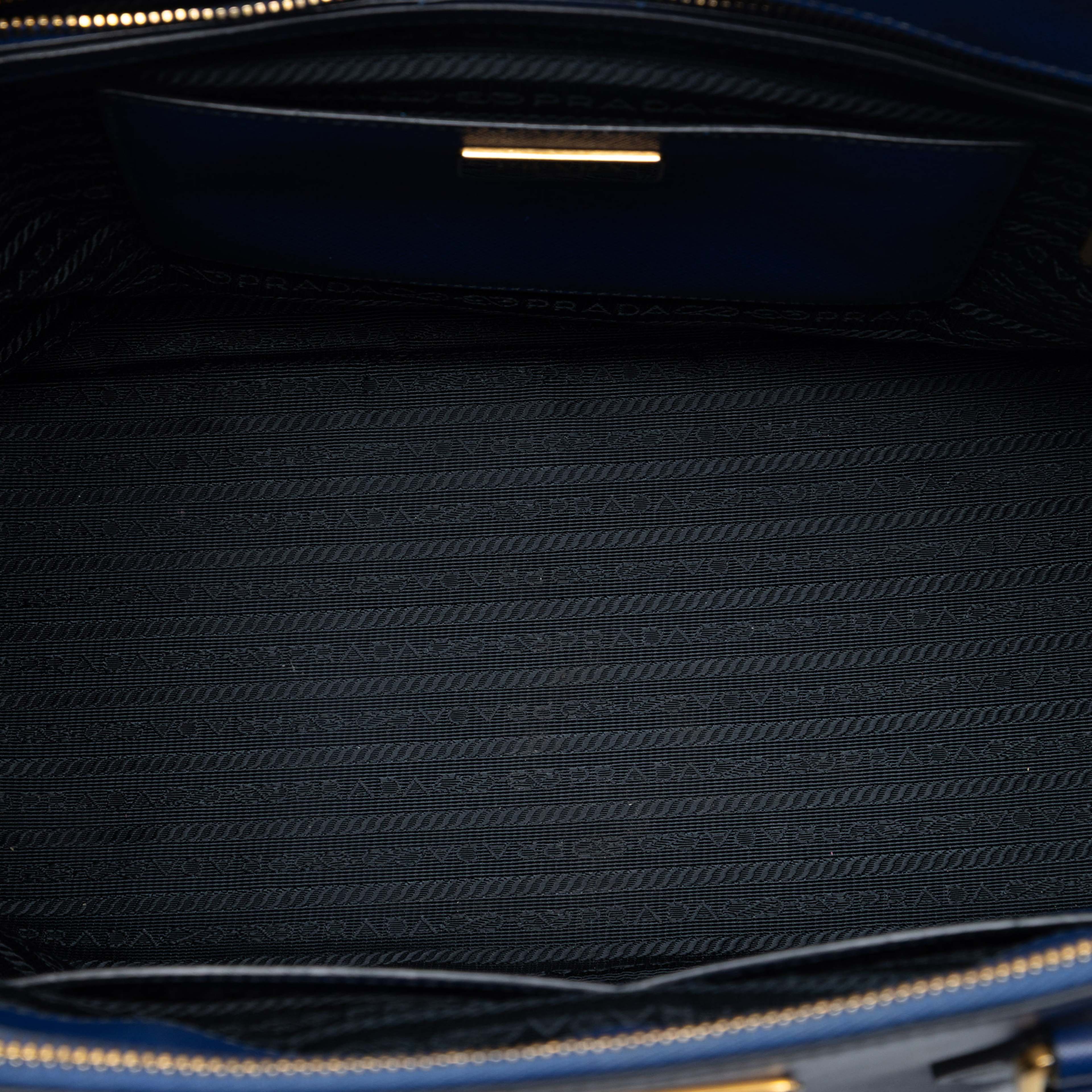 Prada Large Saffiano Lux Galleria Double Zip Tote, från Luxclusif, i färgen blue. Klicka för att öppna bilden i stort format