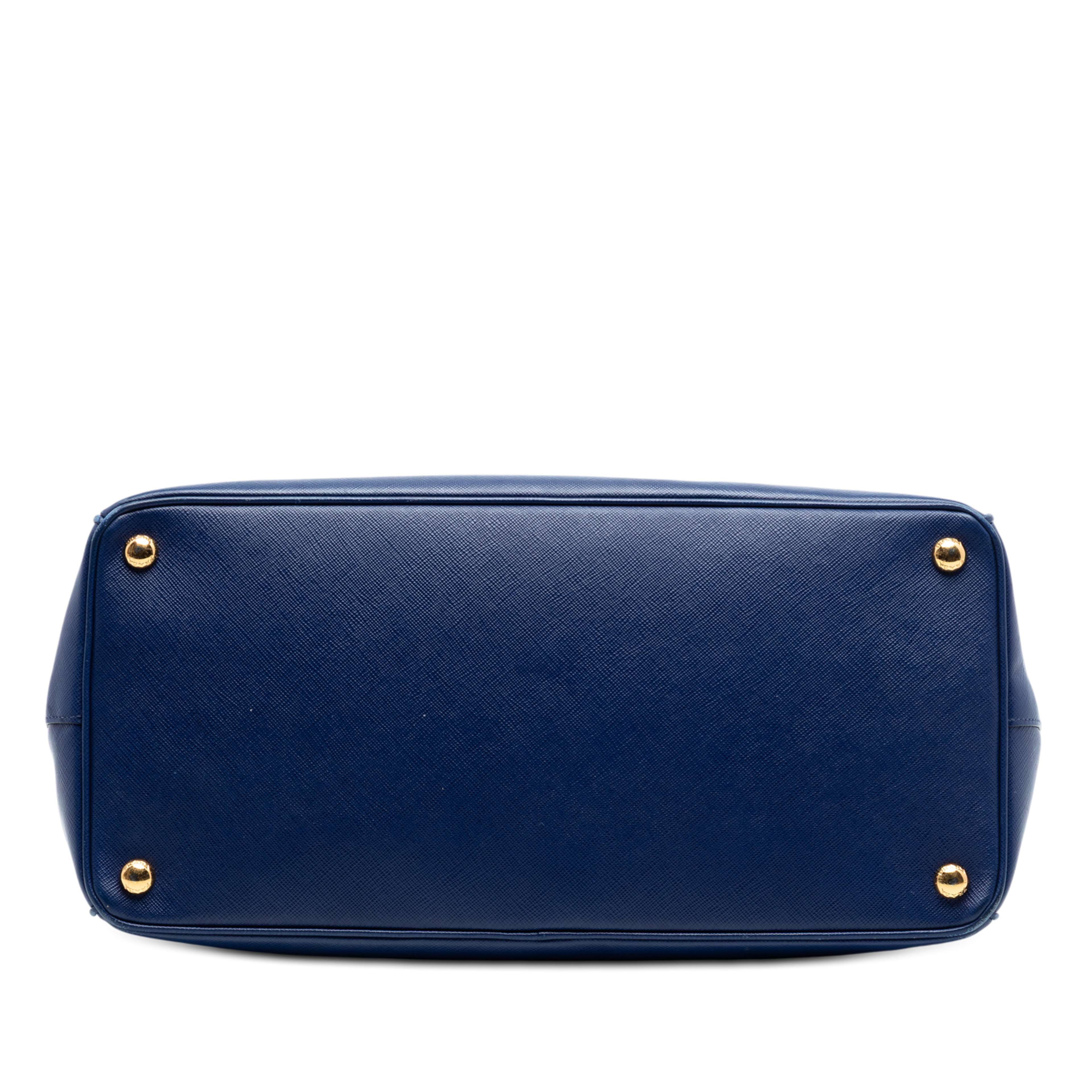 Prada Large Saffiano Lux Galleria Double Zip Tote, från Luxclusif, i färgen blue. Klicka för att öppna bilden i stort format