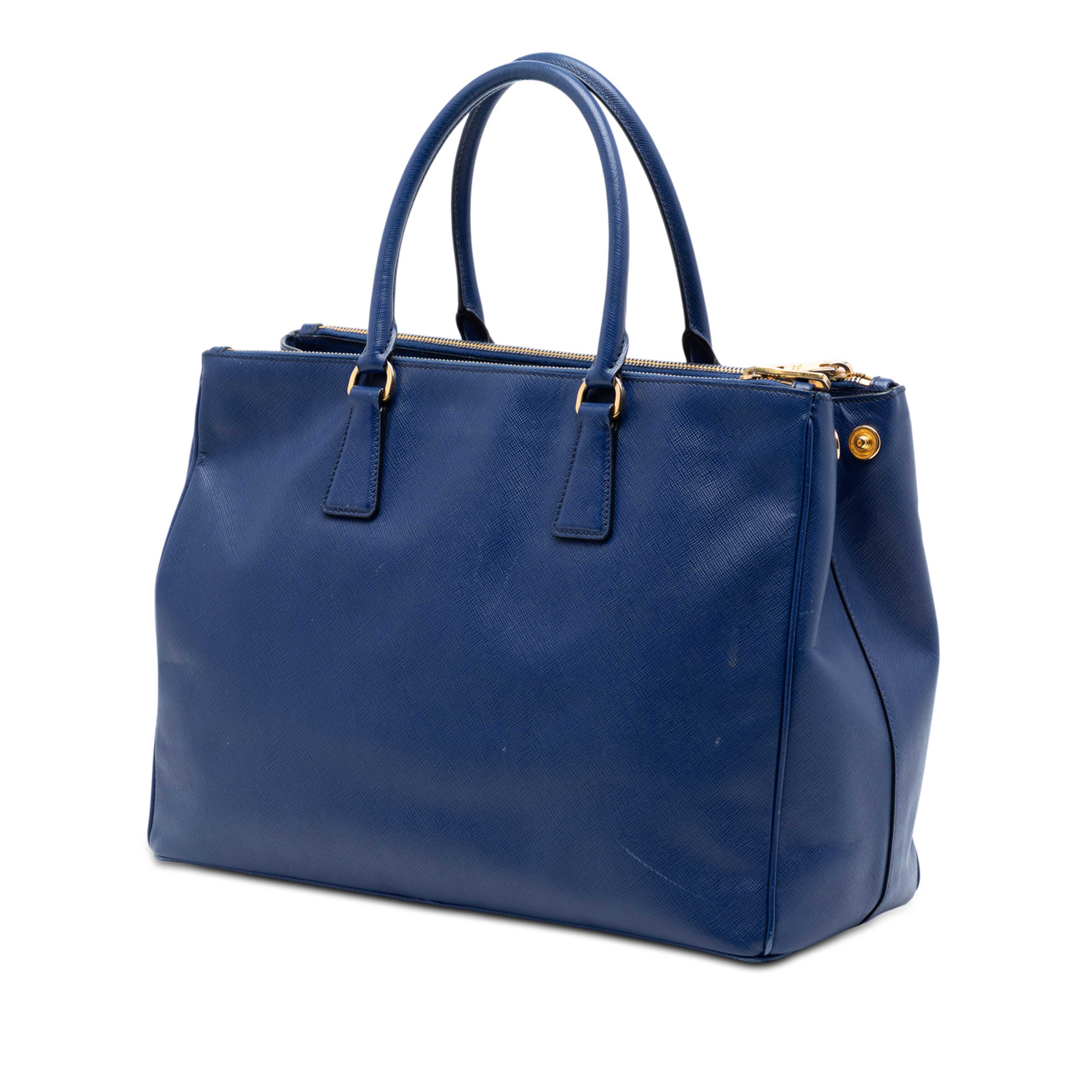 Prada Large Saffiano Lux Galleria Double Zip Tote, från Luxclusif, i färgen blue. Klicka för att öppna bilden i stort format