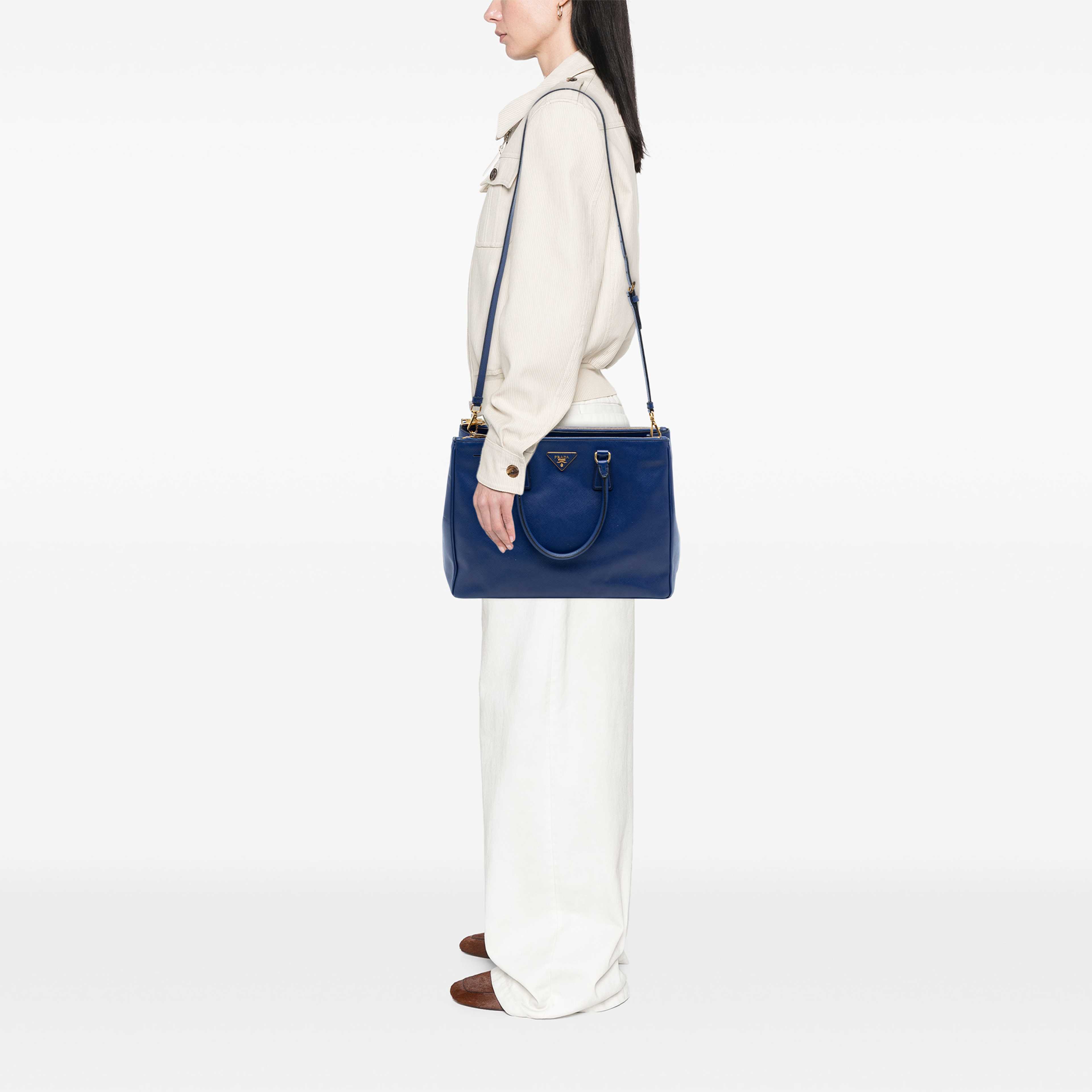 Prada Large Saffiano Lux Galleria Double Zip Tote, från Luxclusif, i färgen blå. Klicka för att öppna bilden i stort format