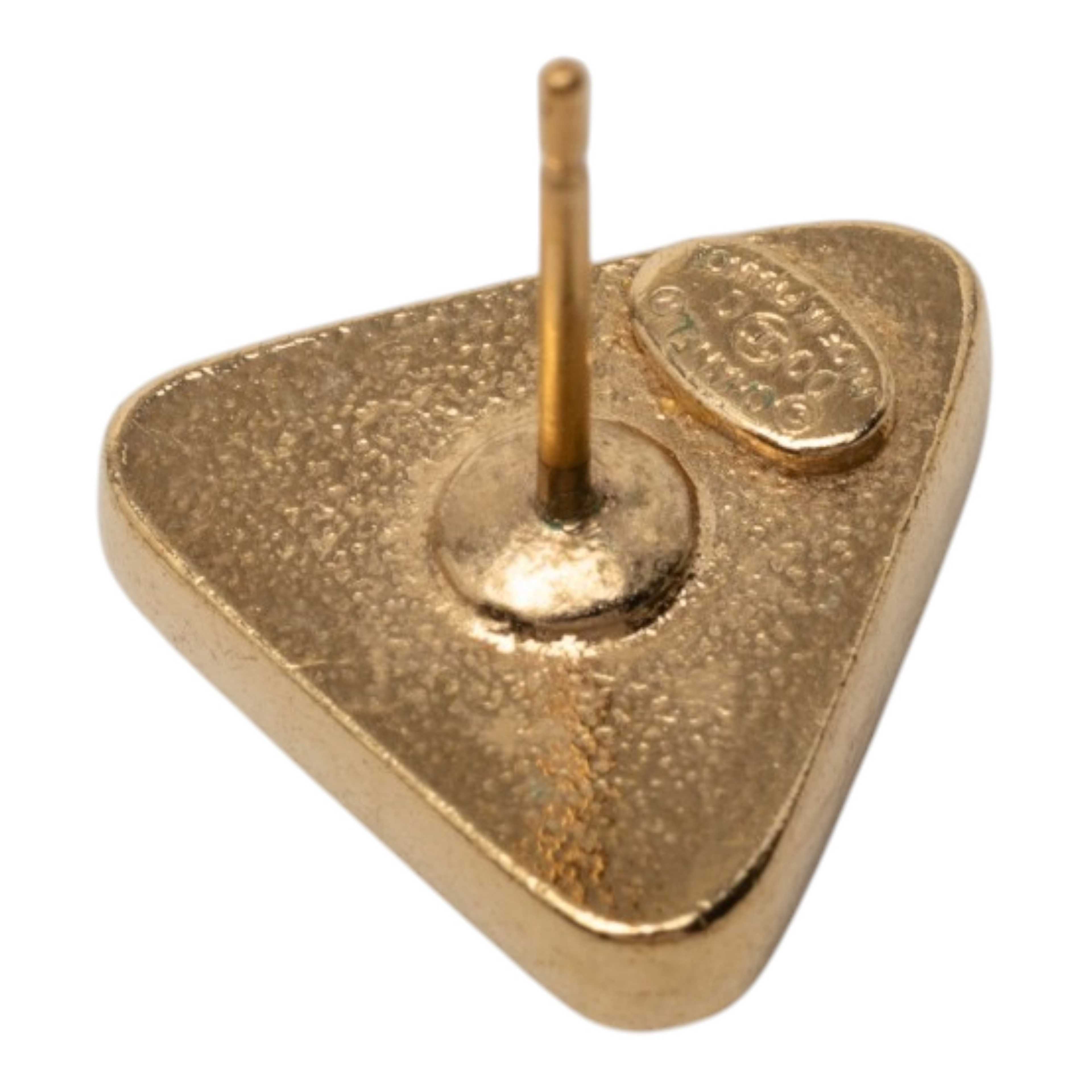 Chanel Cc Gold Plated Gripoix Triangle Push Back Earrings, från Luxclusif, i färgen guld. Klicka för att öppna bilden i stort format