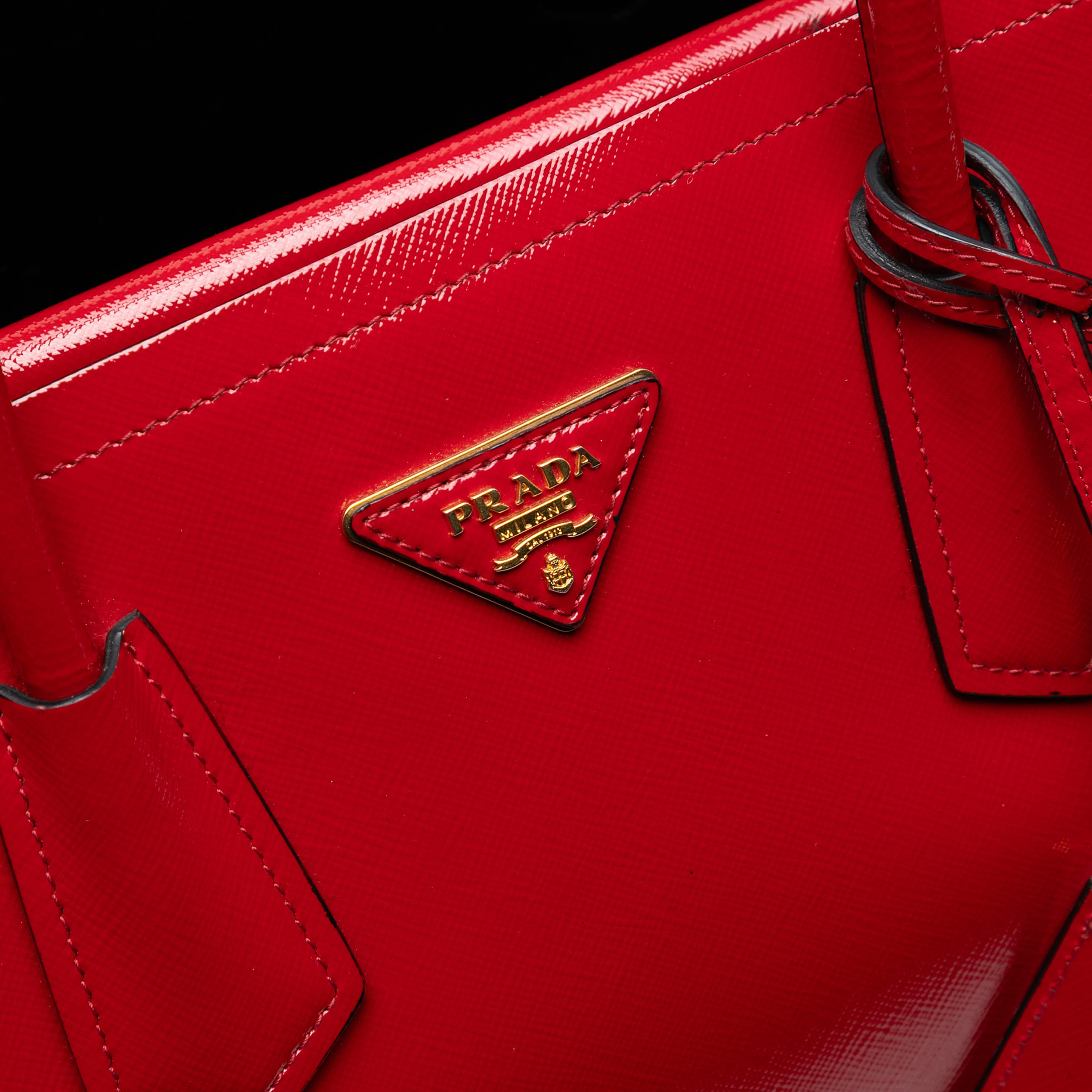 Prada Medium Saffiano Vernice Double Satchel, från Luxclusif, i färgen röd. Klicka för att öppna bilden i stort format