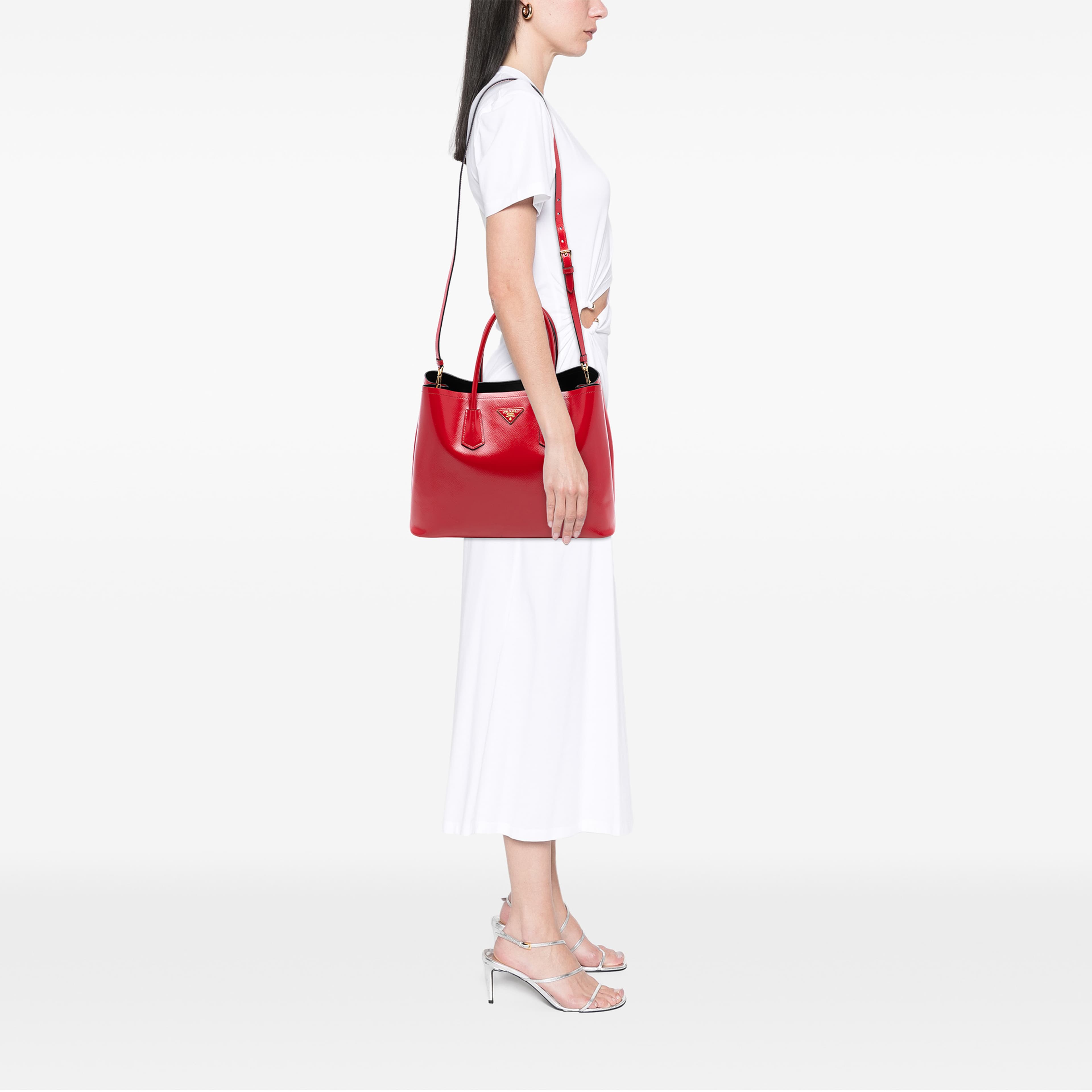 Prada Medium Saffiano Vernice Double Satchel, från Luxclusif, i färgen röd. Klicka för att öppna bilden i stort format