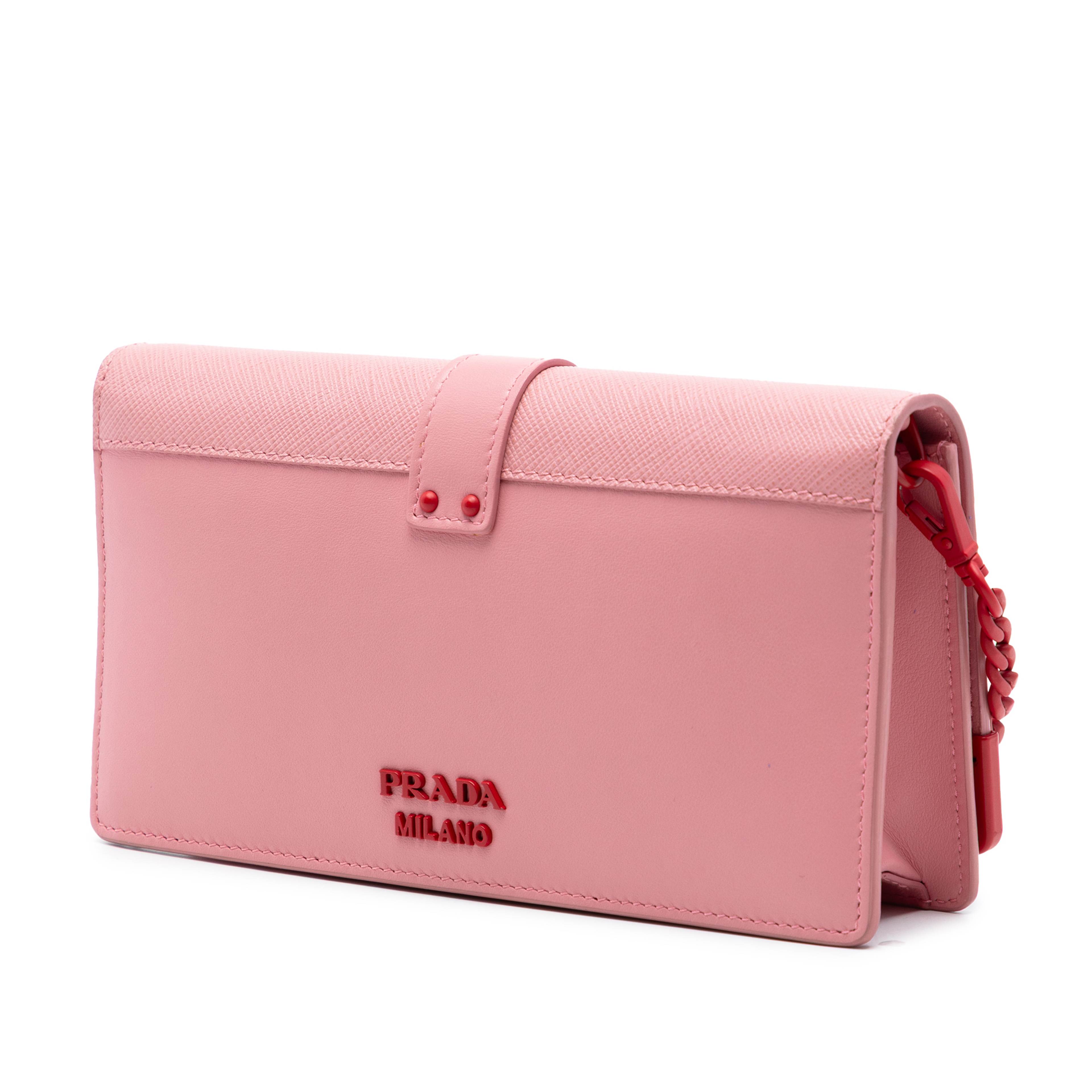 Prada Saffiano Trimmed City Calf Cahier Heart And Flower Wallet On Chain, från Luxclusif, i färgen pink. Klicka för att öppna bilden i stort format