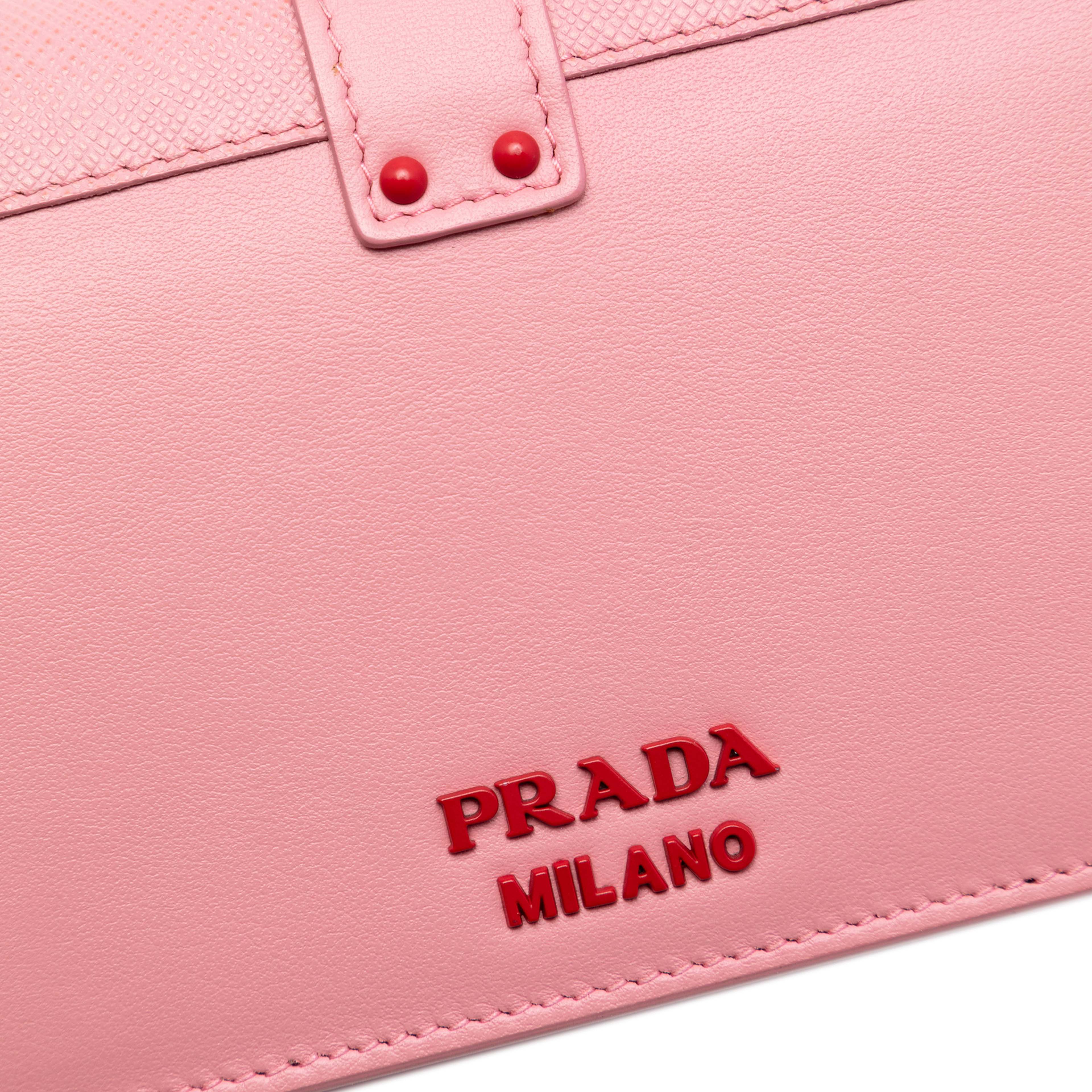 Prada Saffiano Trimmed City Calf Cahier Heart And Flower Wallet On Chain, från Luxclusif, i färgen pink. Klicka för att öppna bilden i stort format