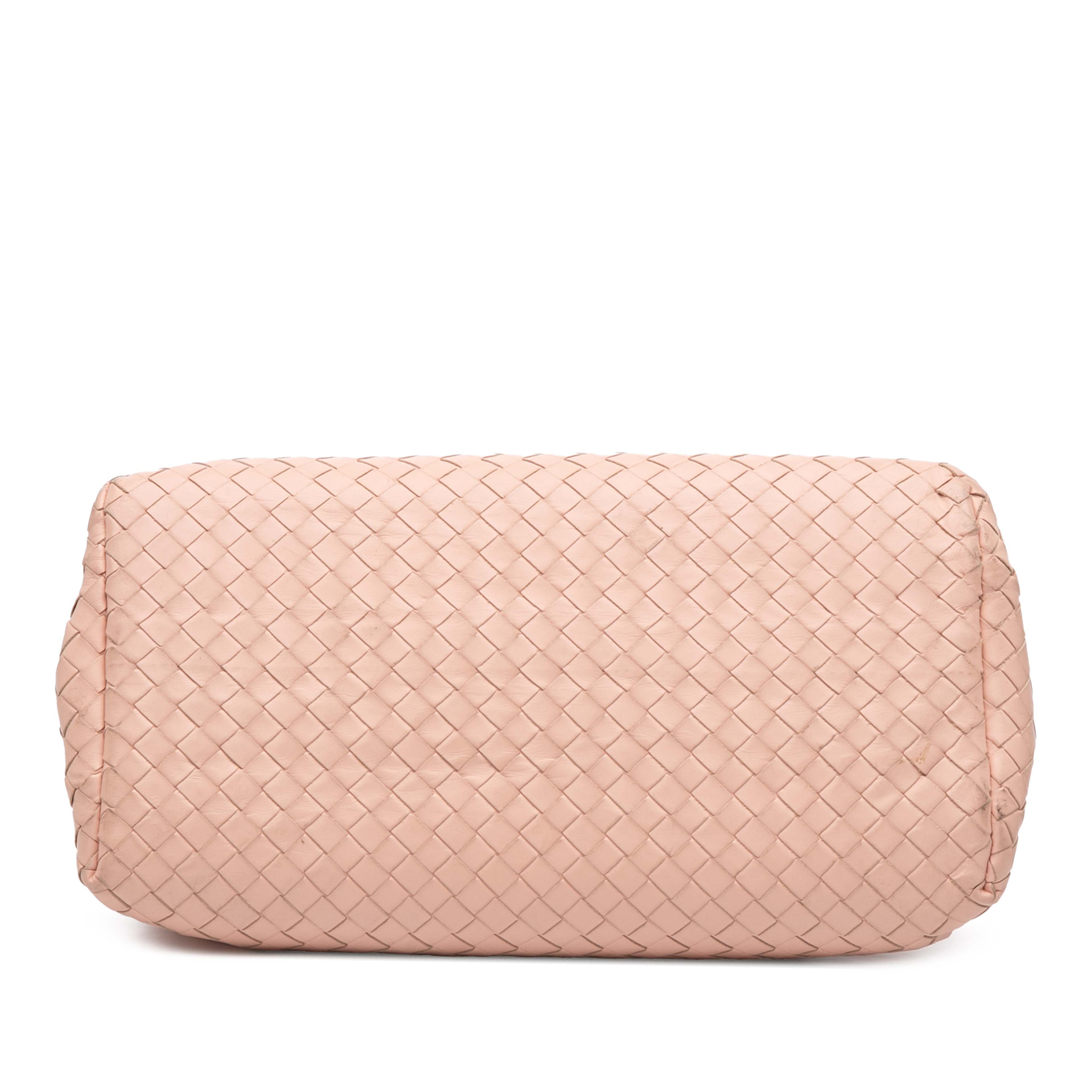 Bottega Veneta Small Nappa Intrecciato Roma Satchel, från Luxclusif, i färgen beige. Klicka för att öppna bilden i stort format