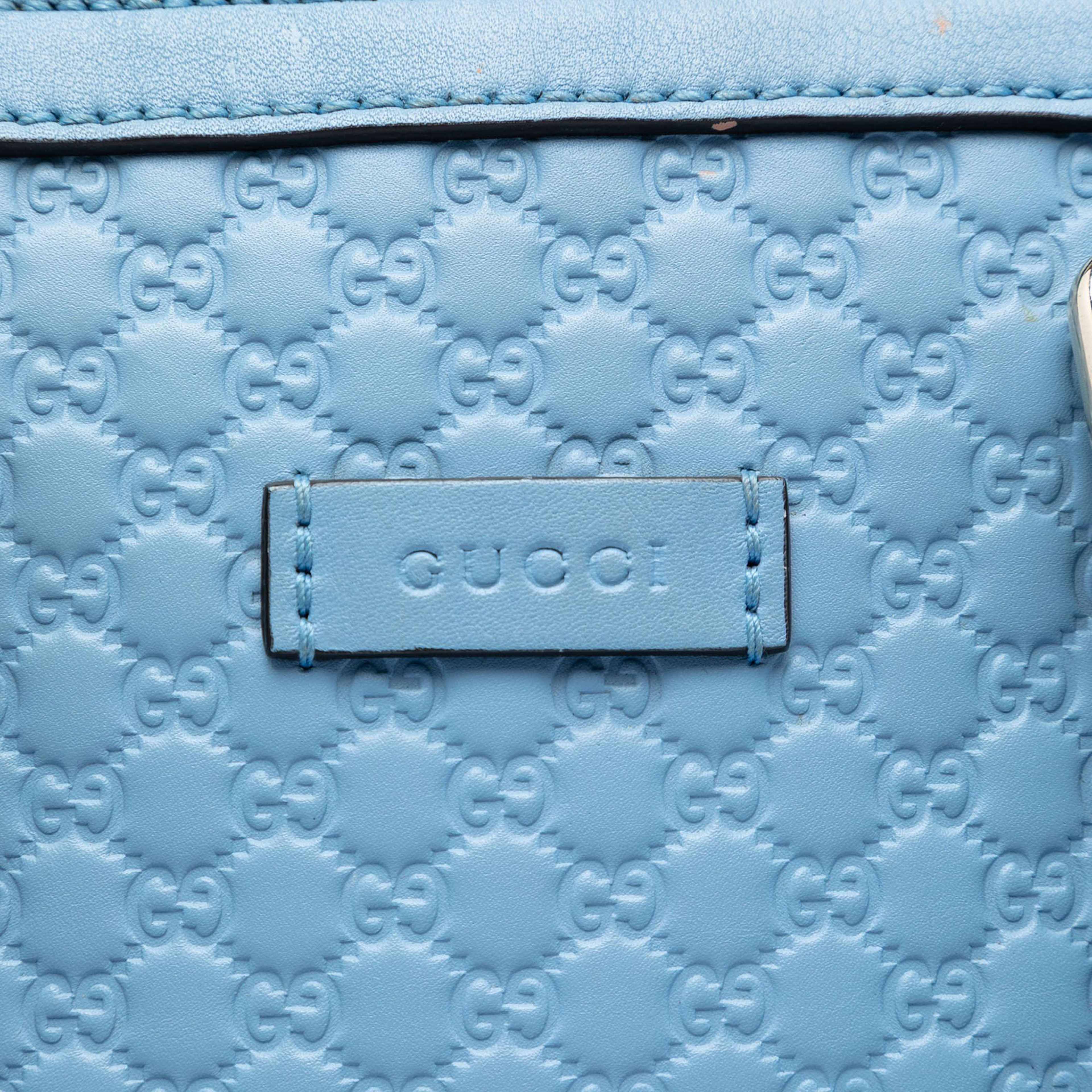 Gucci Mini Microguccissima Dome Satchel, från Luxclusif, i färgen blå. Klicka för att öppna bilden i stort format