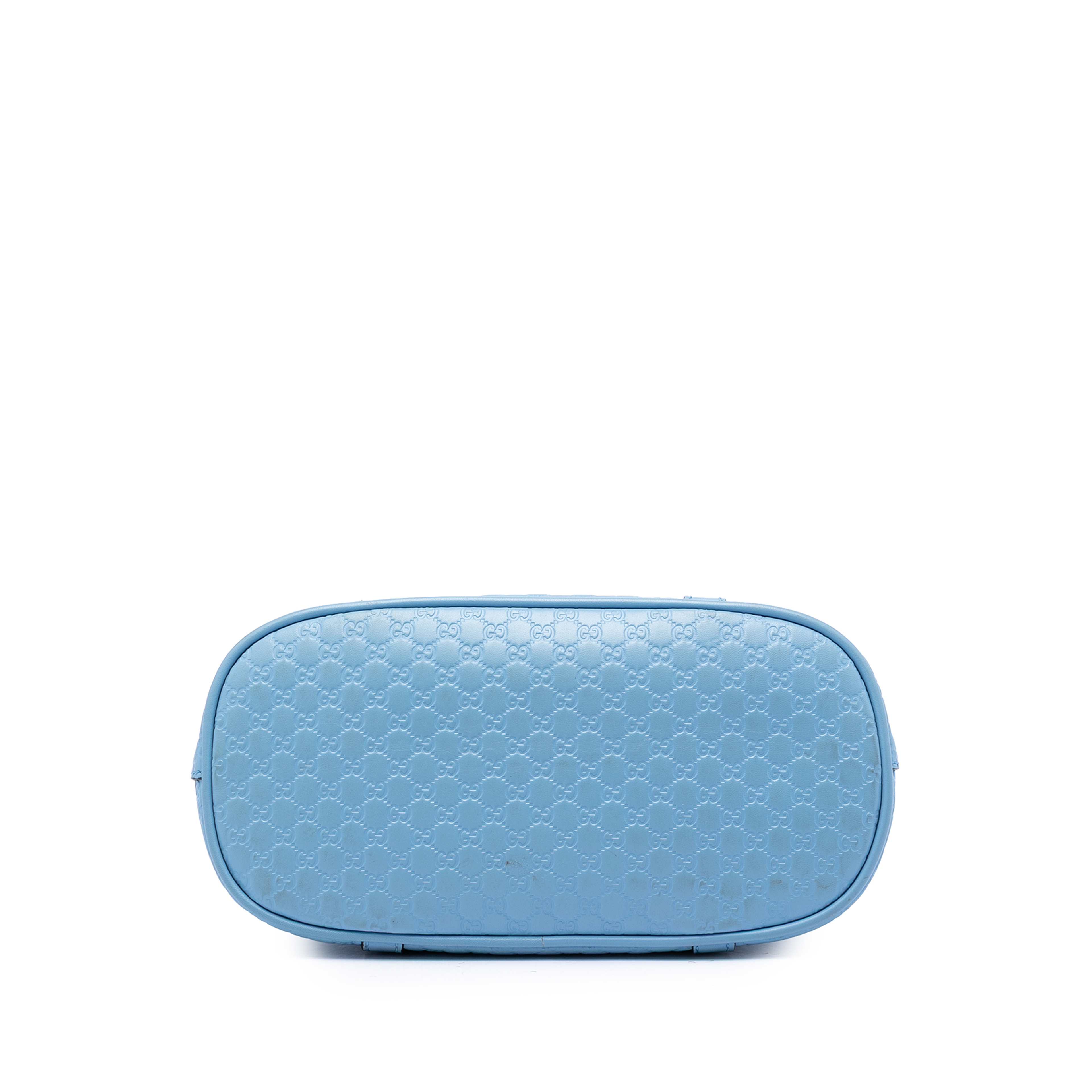 Gucci Mini Microguccissima Dome Satchel, från Luxclusif, i färgen blå. Klicka för att öppna bilden i stort format