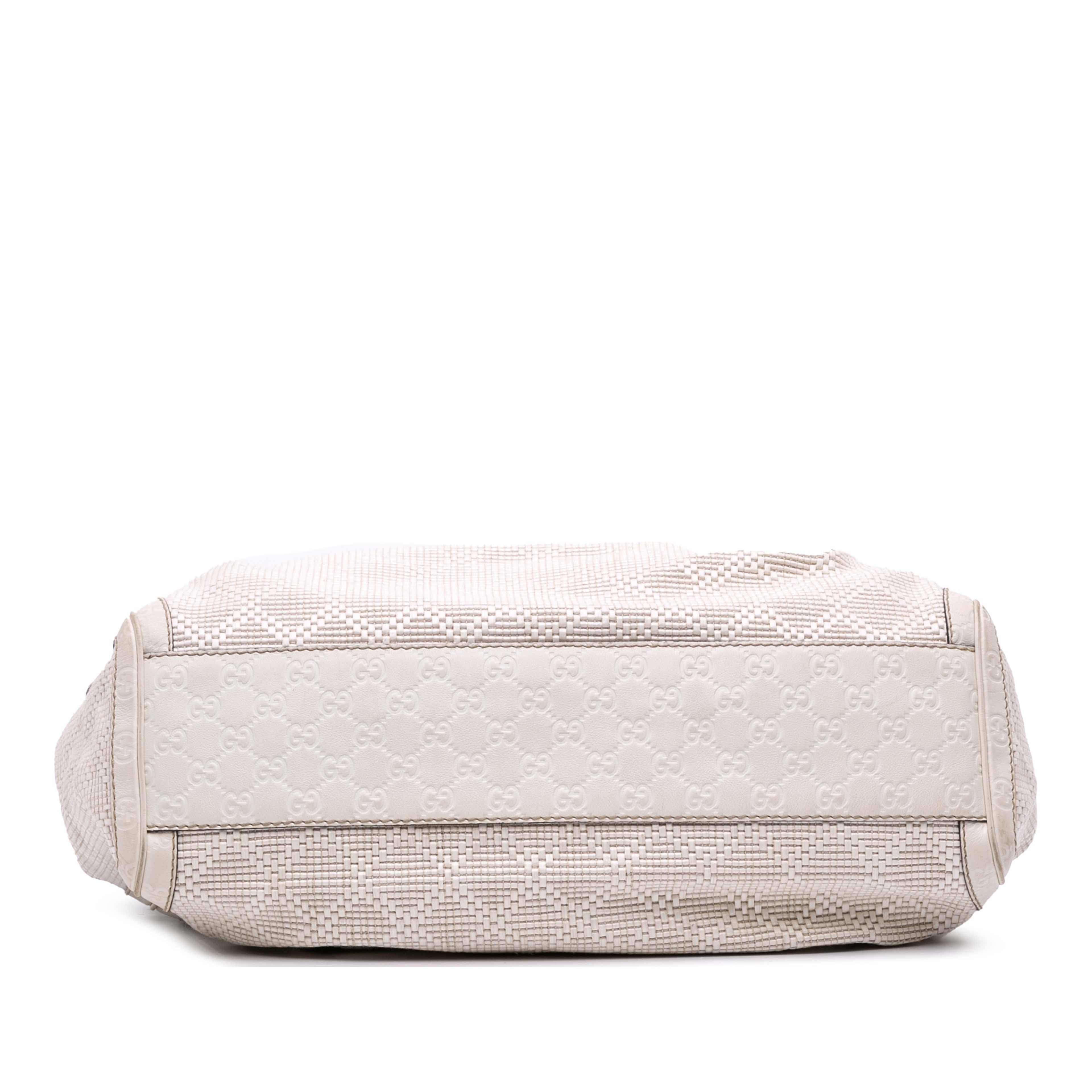 Gucci Large Diamante Raffia Sukey Tote, från Luxclusif, i färgen white. Klicka för att öppna bilden i stort format