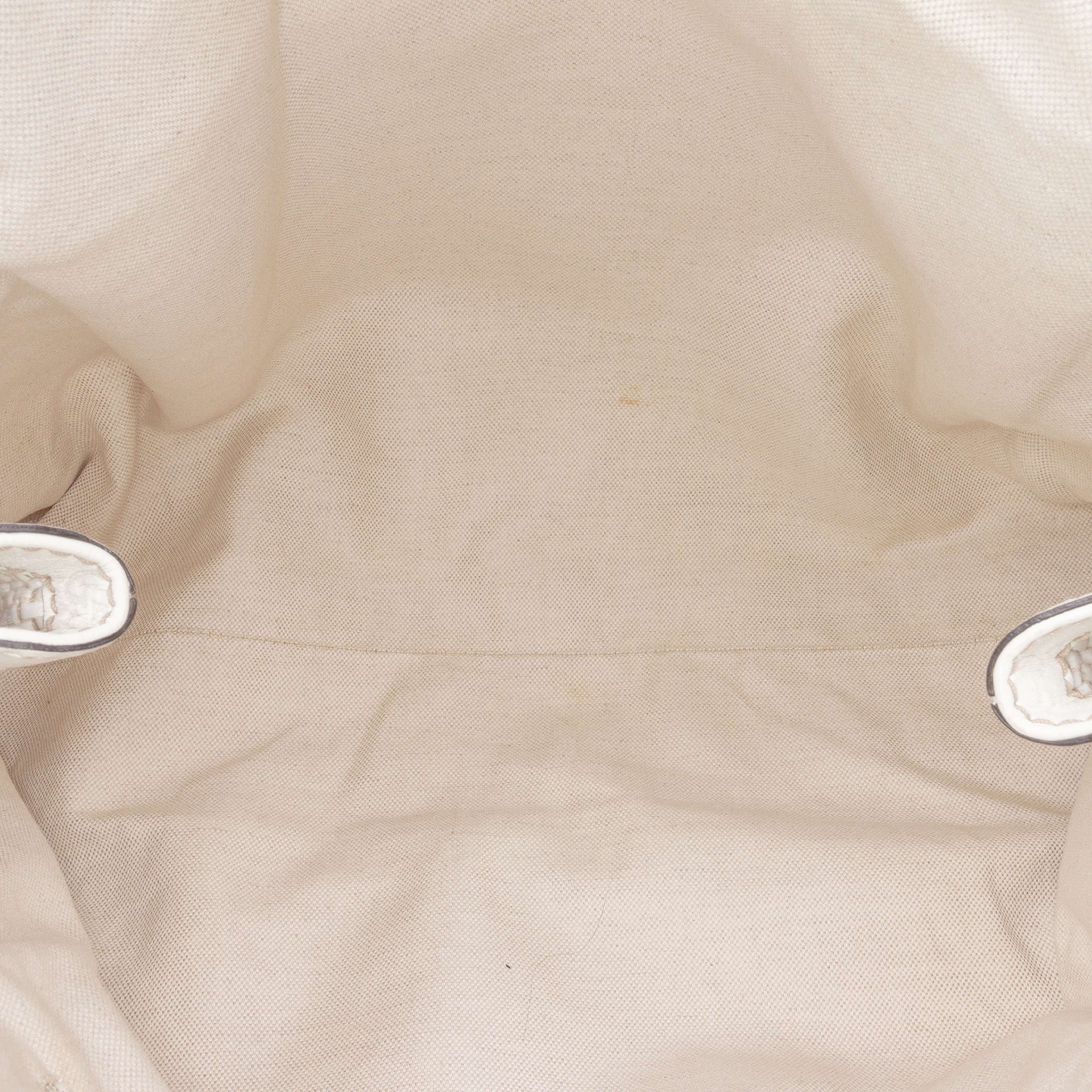 Gucci Large Diamante Raffia Sukey Tote, från Luxclusif, i färgen white. Klicka för att öppna bilden i stort format