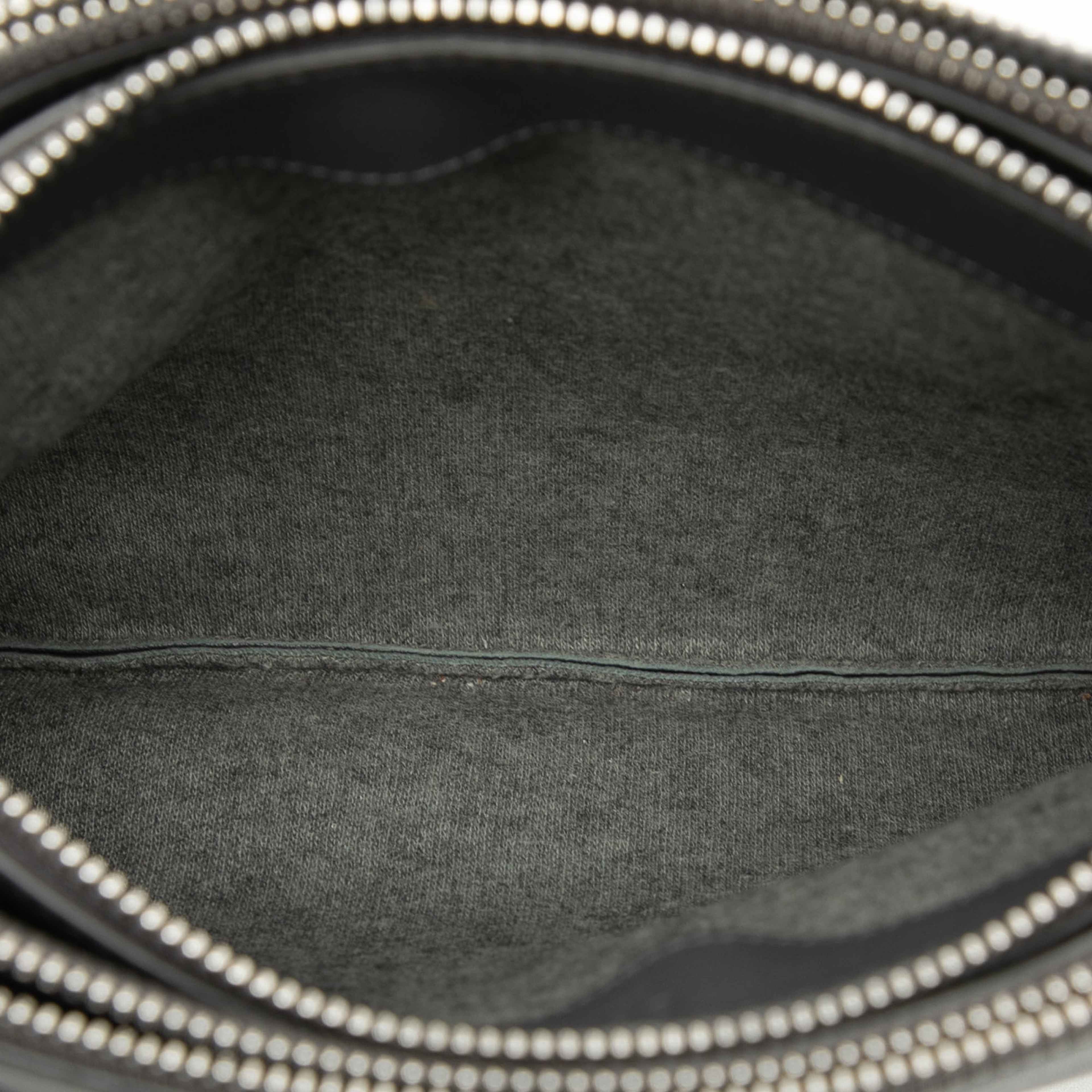 Celine Large Lambskin Trio Crossbody, från Luxclusif, i färgen black. Klicka för att öppna bilden i stort format